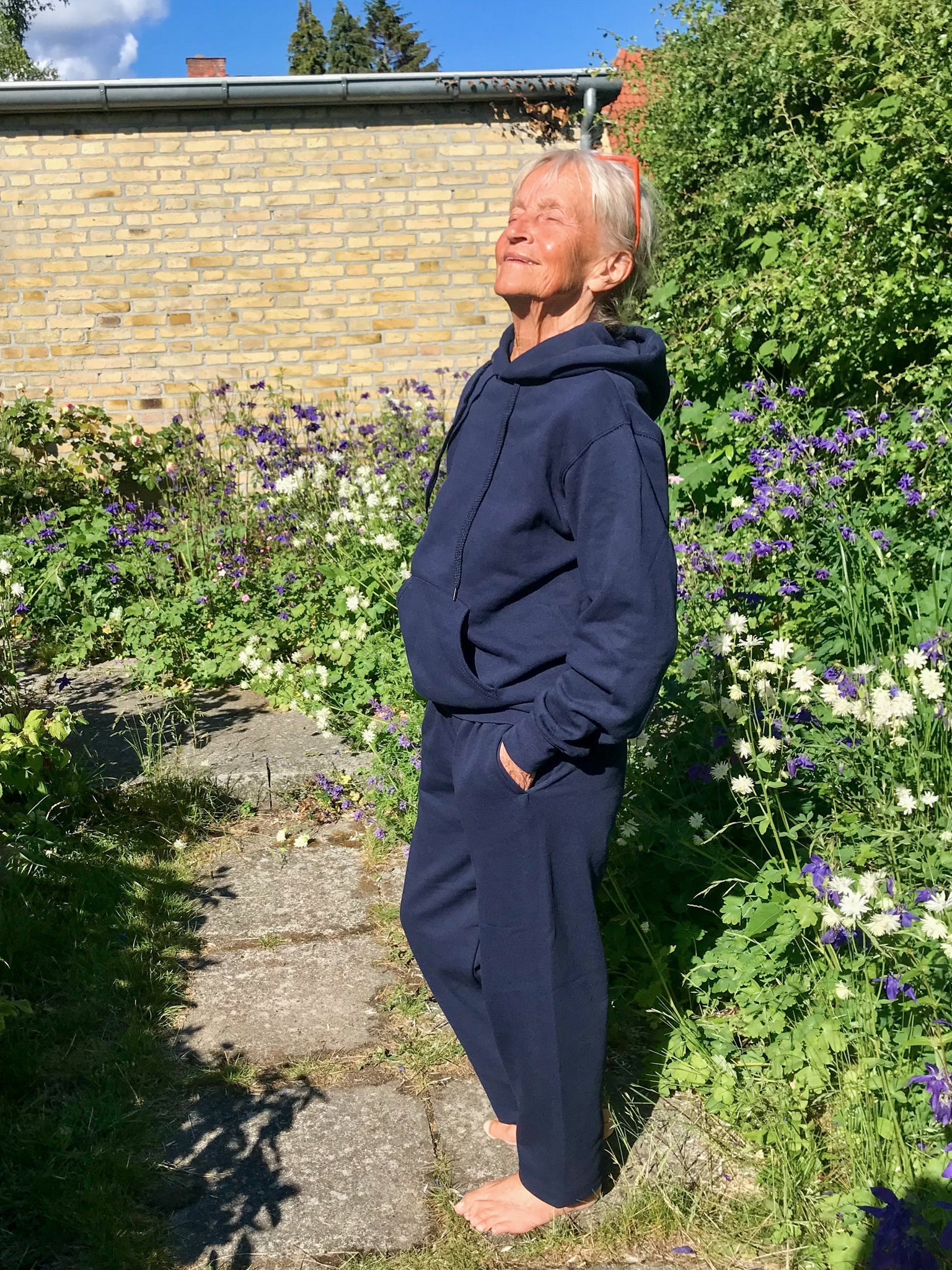 Bodil är 162 cm lång och bär storlek S. | uden mörkblå