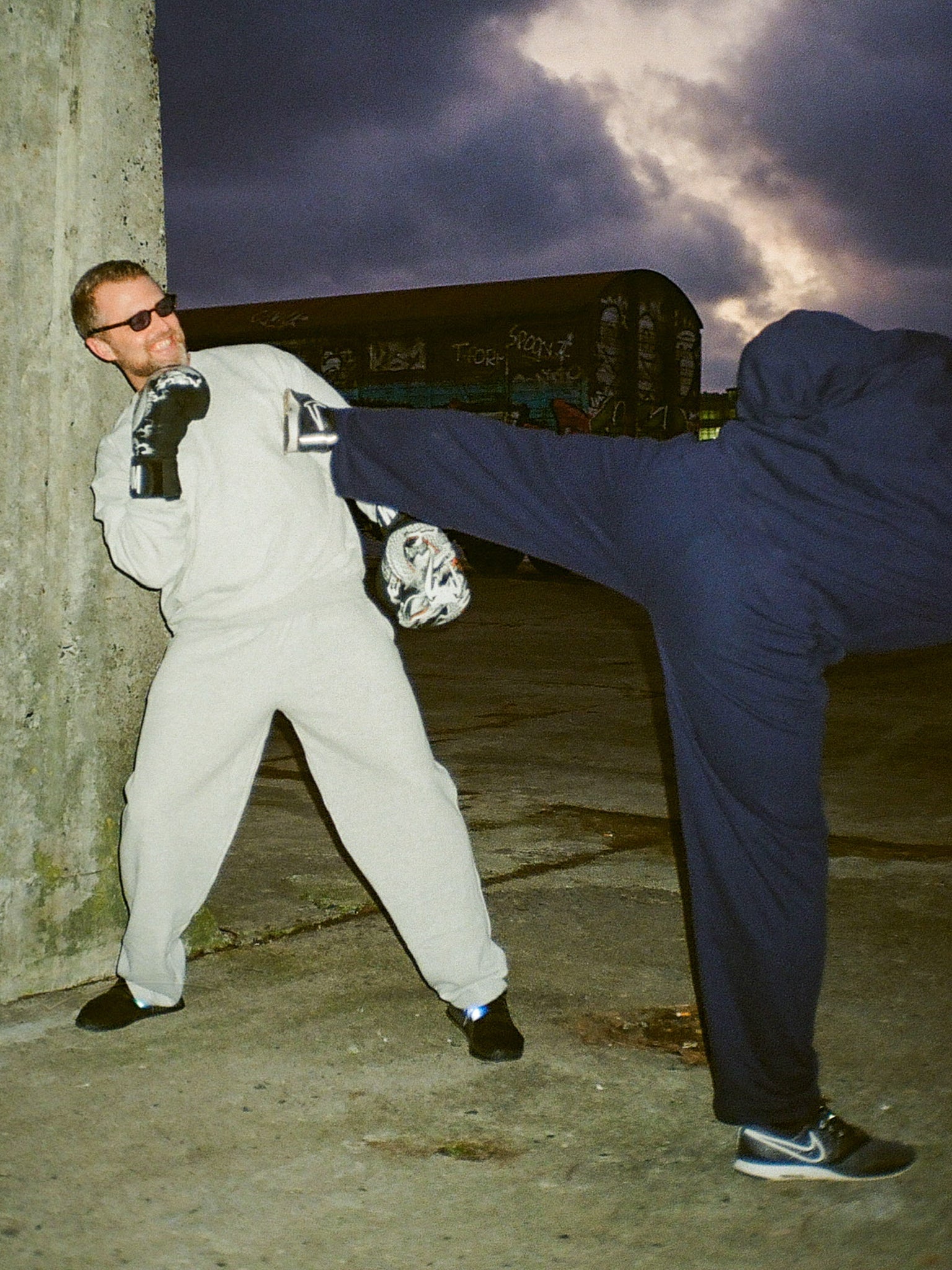 Peter är 185 cm lång och bär storlek L. | uden mörkblå