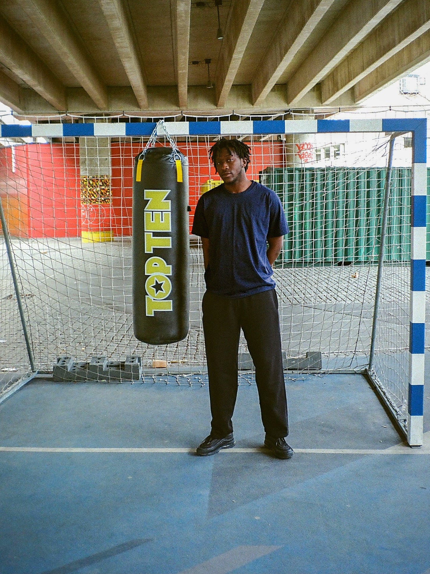 Maxwell är 190 cm lång och bär storlek L. | utan svart