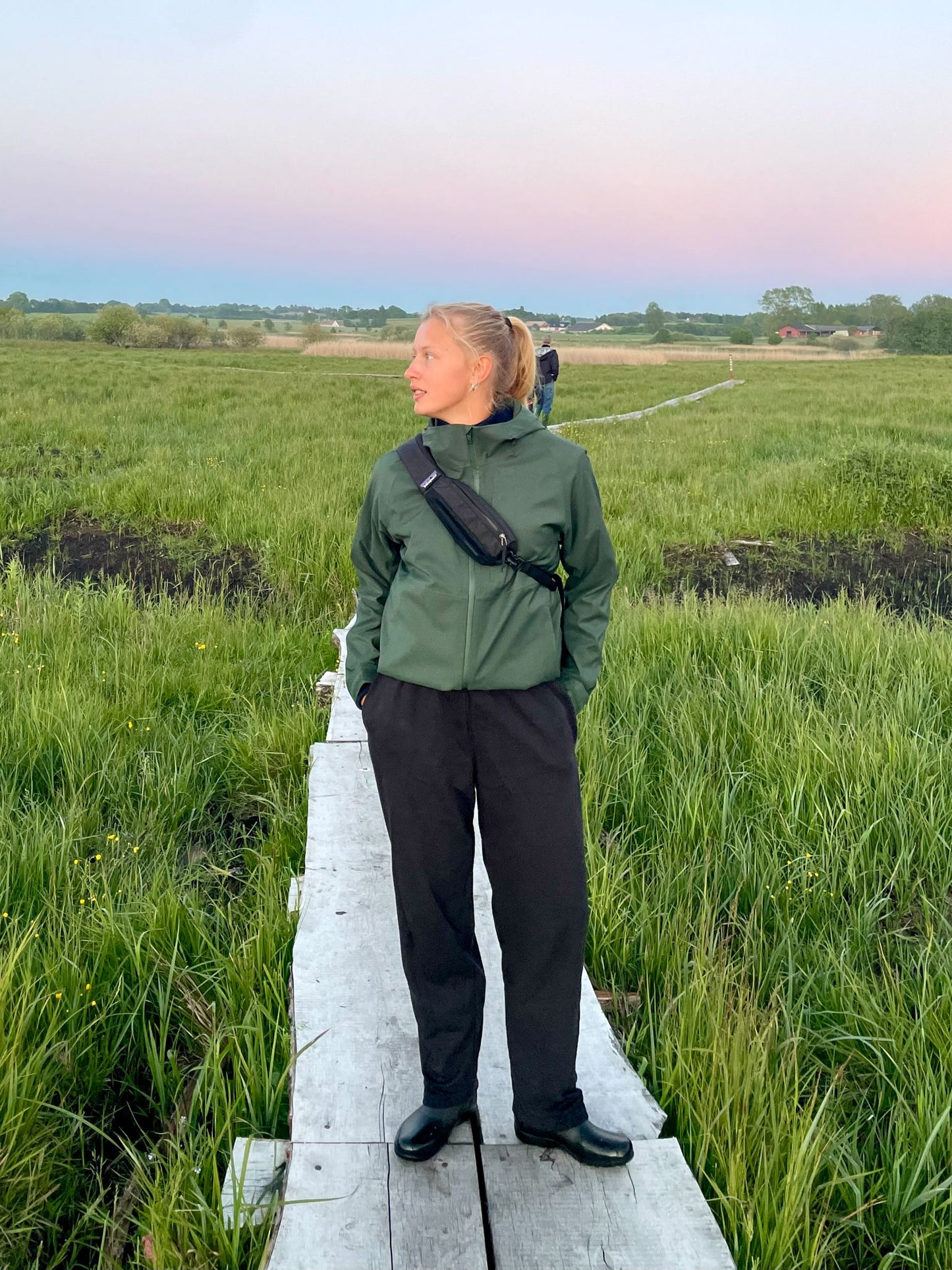 Astrid är 178 cm lång och bär storlek L. | utan svart