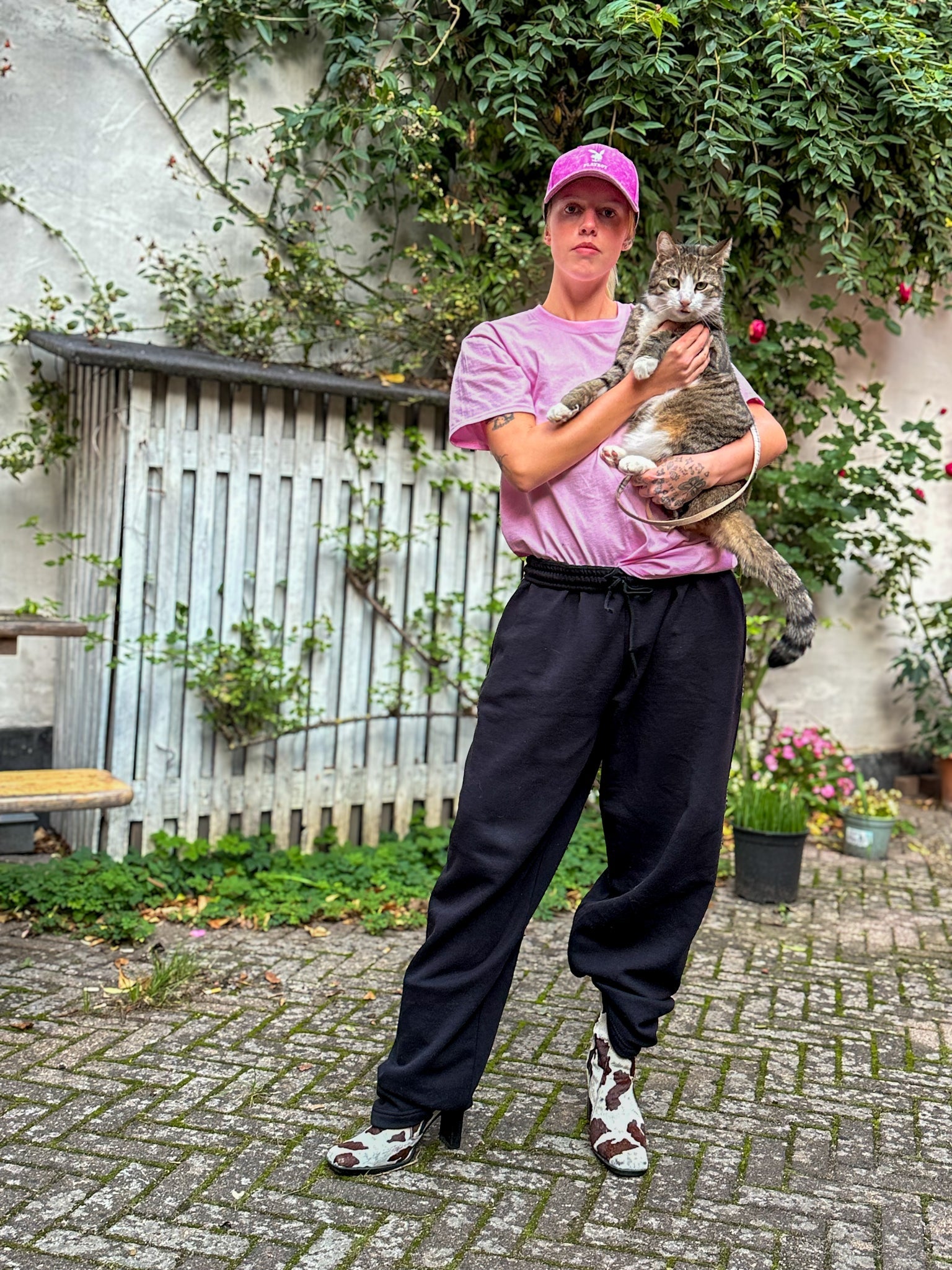 Cecilie är 167 cm lång och bär storlek L. | utan svart