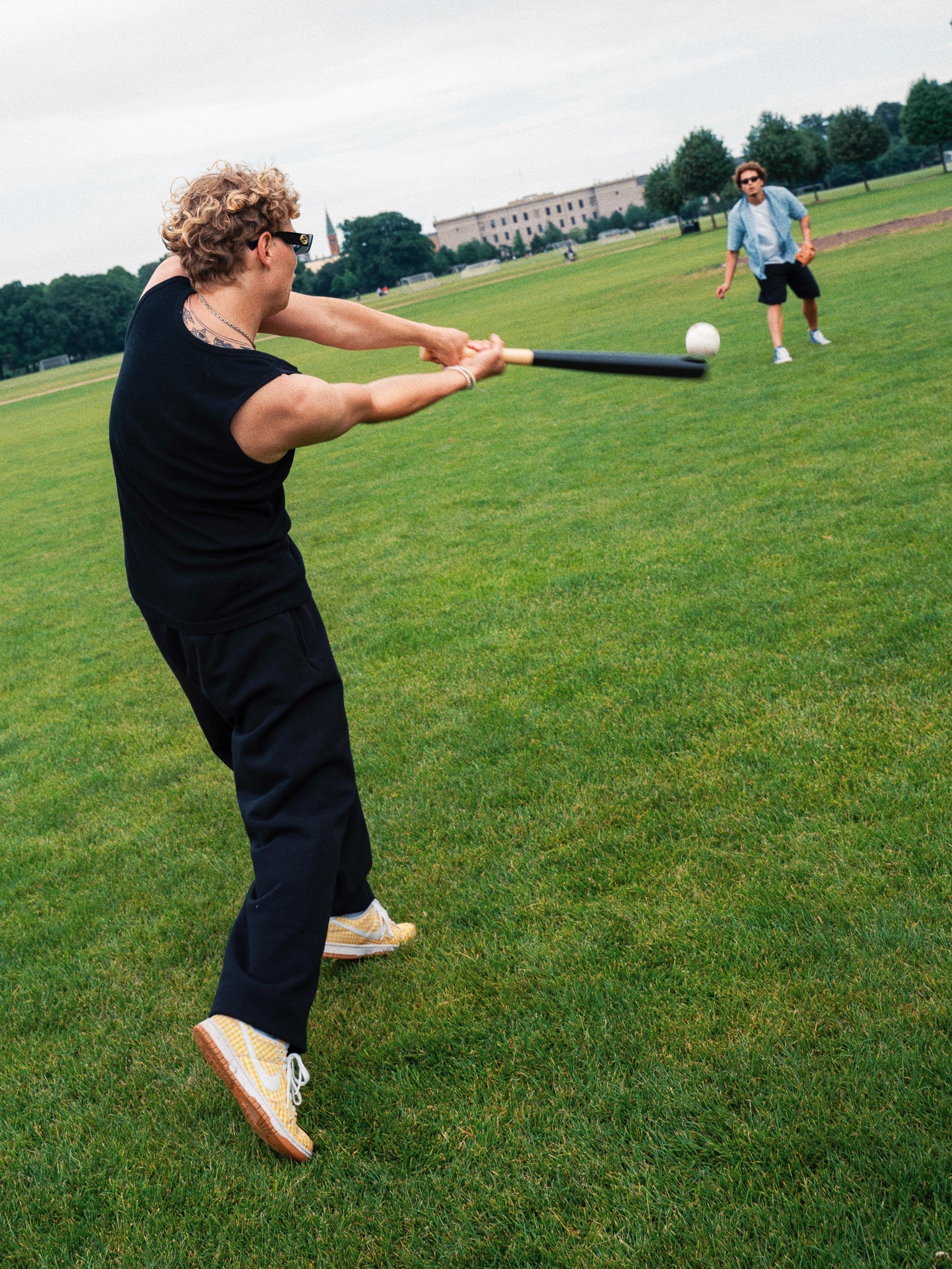 Thomas är 180 cm lång och bär storlek L. | utan svart