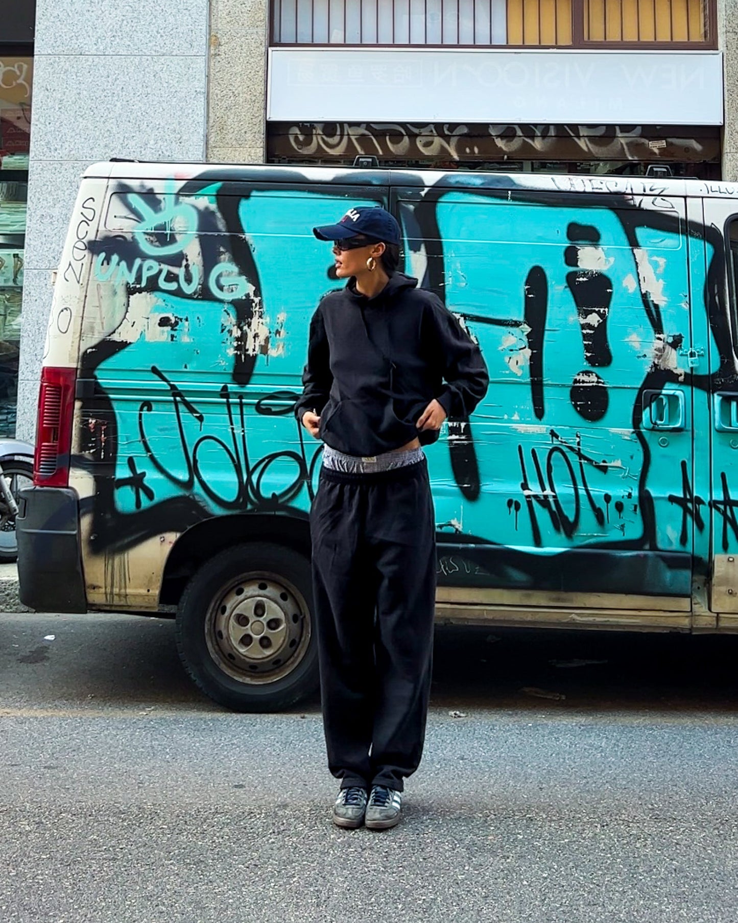 Sofi är 181 cm lång och bär storlek XL. | utan svart