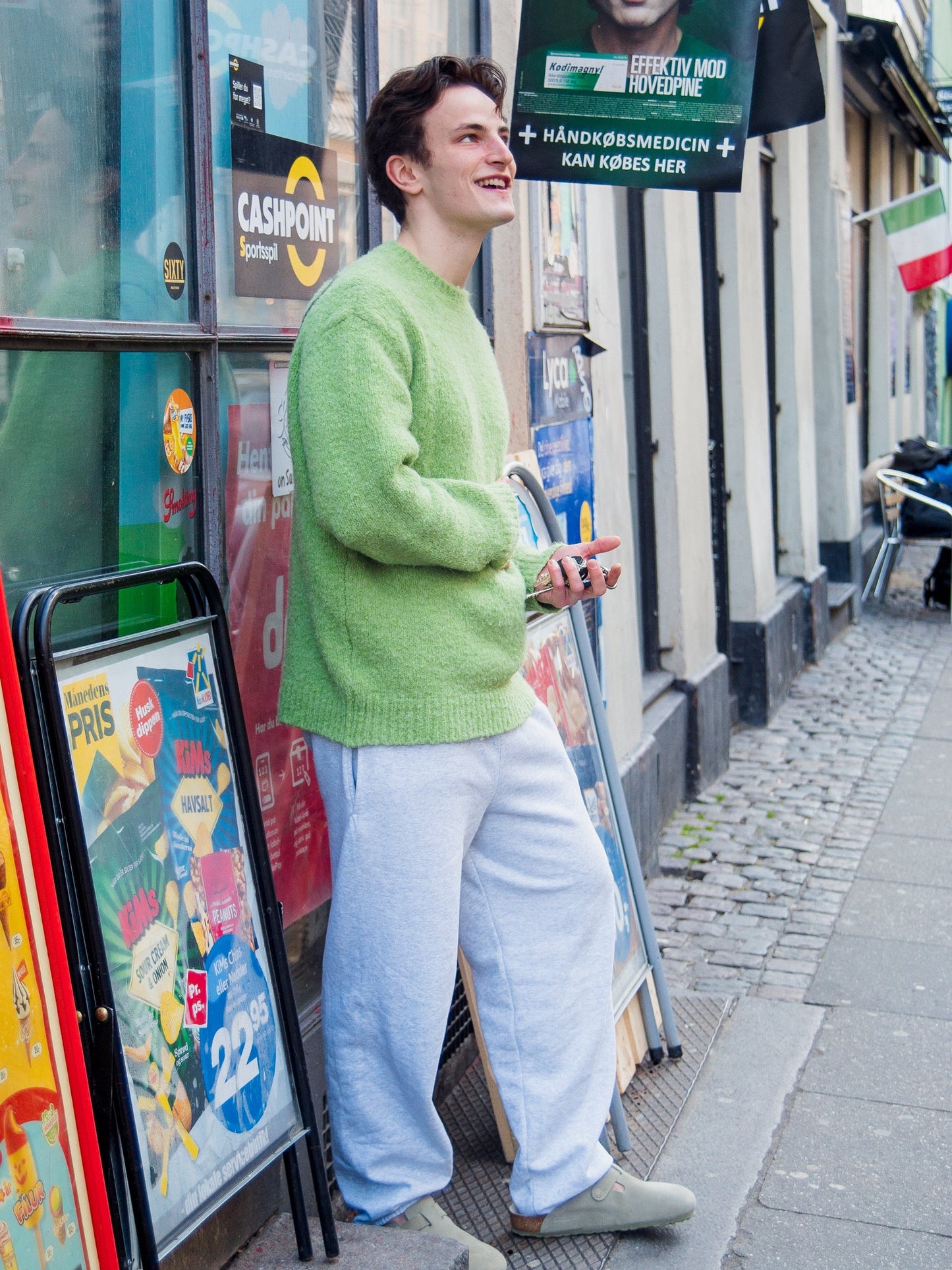 August är 186 cm lång och bär storlek XL. | med grå