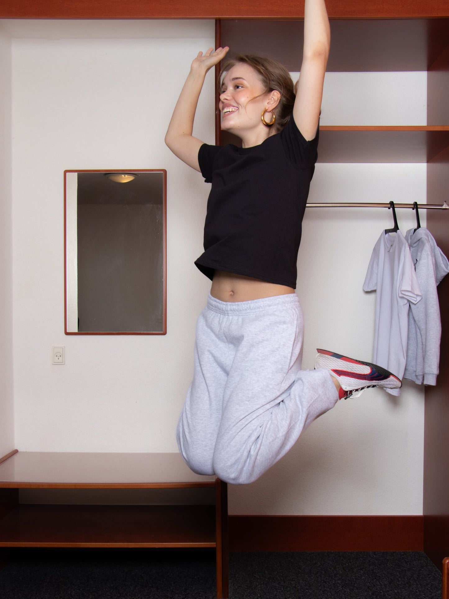 Mathilde är 167 cm lång och bär storlek M. | med grå