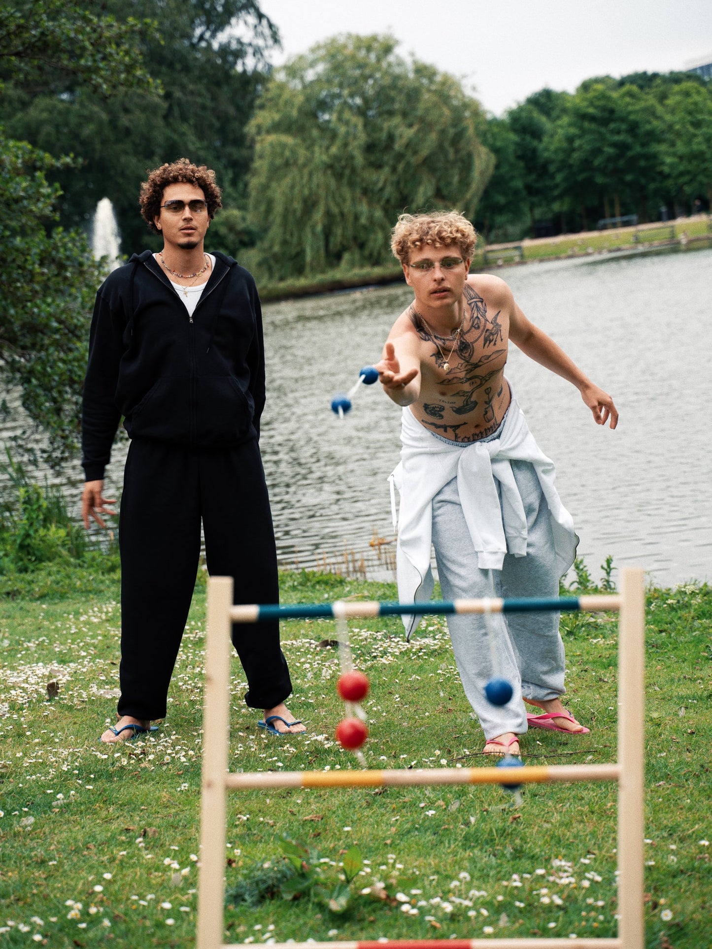 Thomas är 177 cm lång och bär storlek XL. | med grå