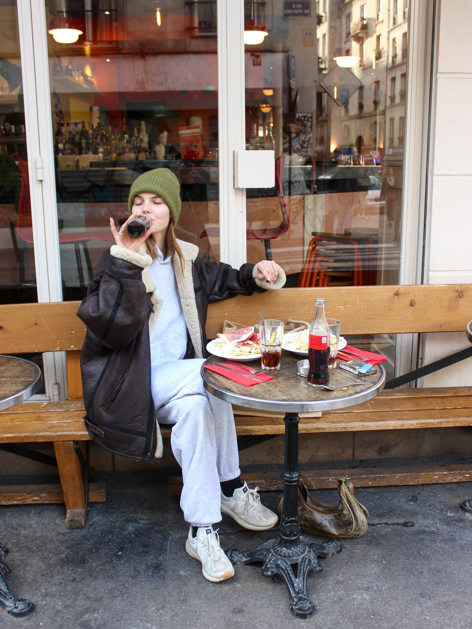 Lova är 176 cm lång och bär storlek M. | med grå