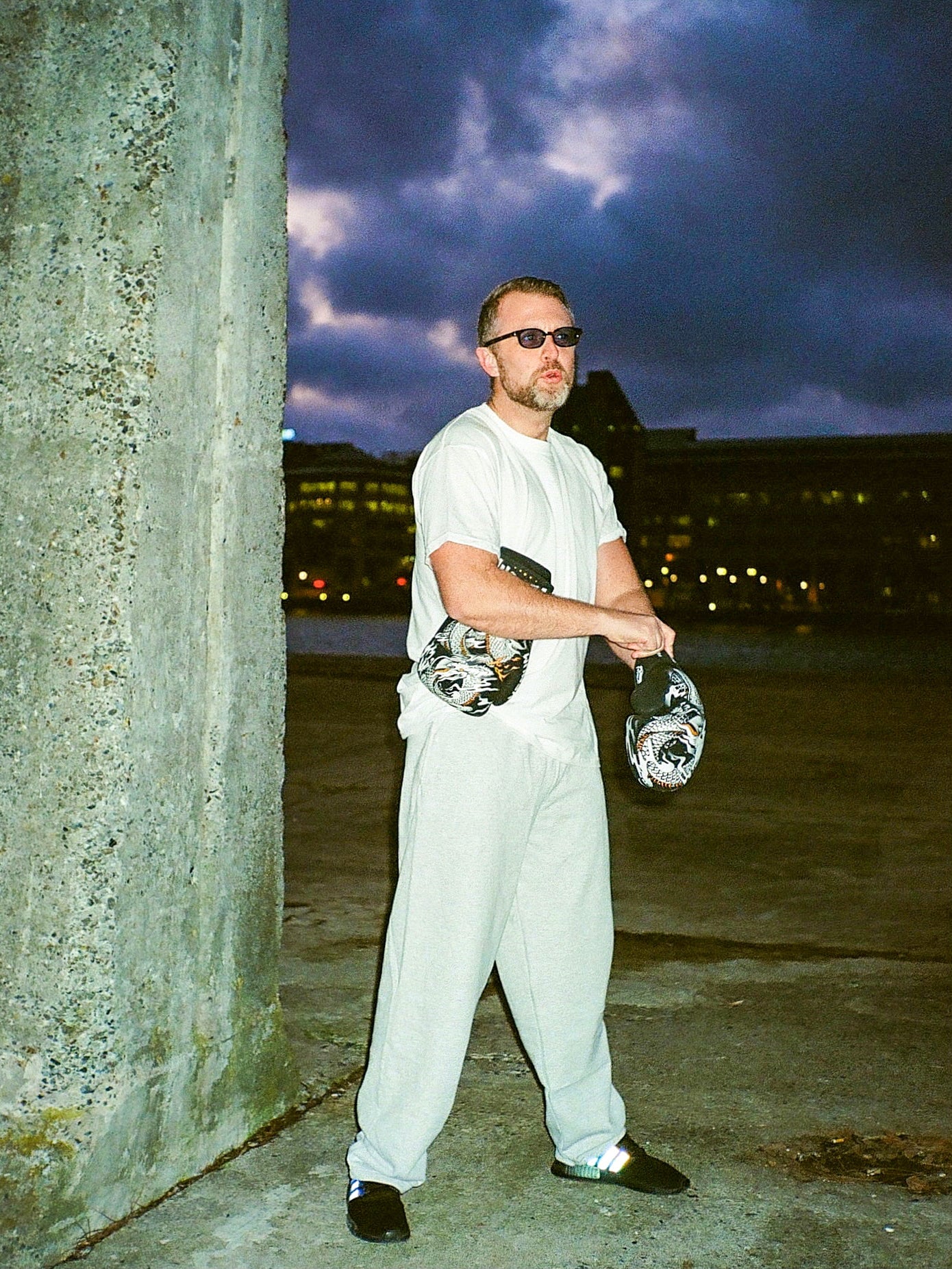 KT är 182 cm lång och bär storlek L. | utan grå