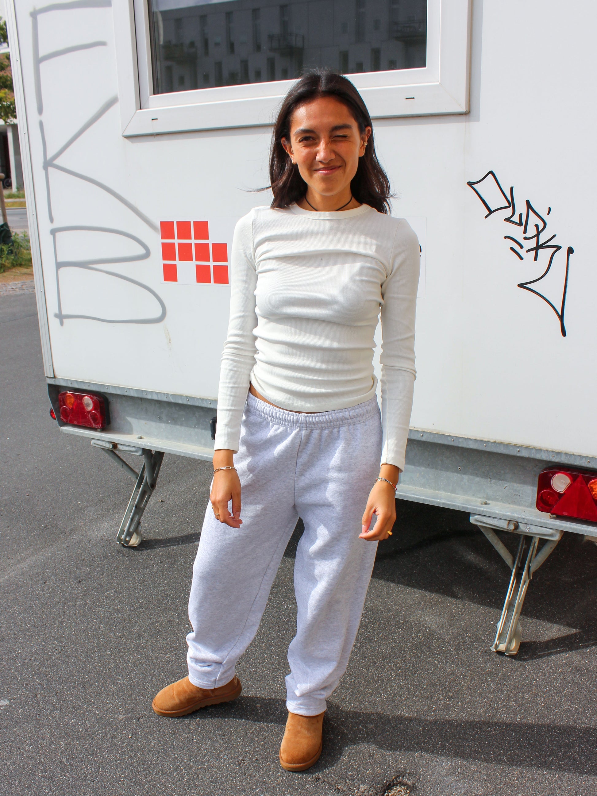 Kristiane är 166 cm lång och bär storlek S. | uden grå