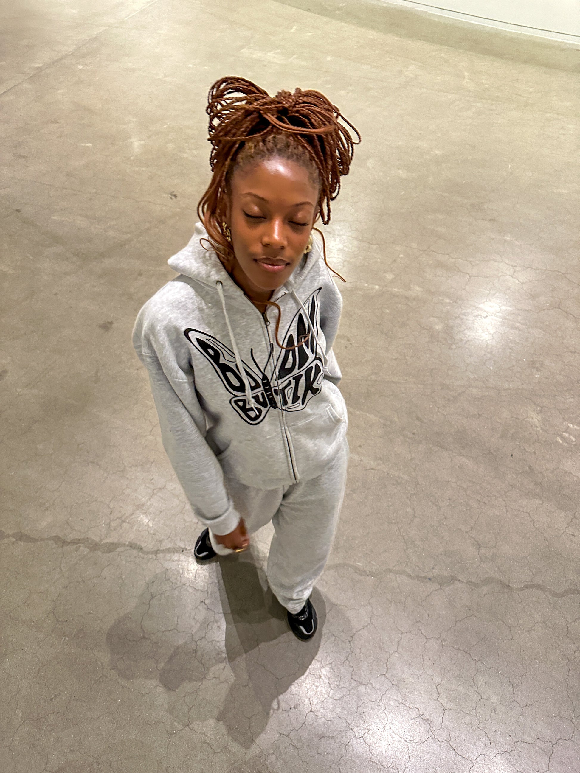 Jemimah är 174 cm lång och bär storlek XXL. | utan grå 