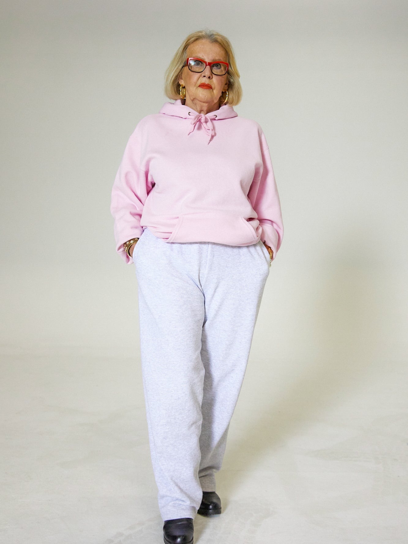 Violetta är 163 cm lång och bär storlek M. | utan grå