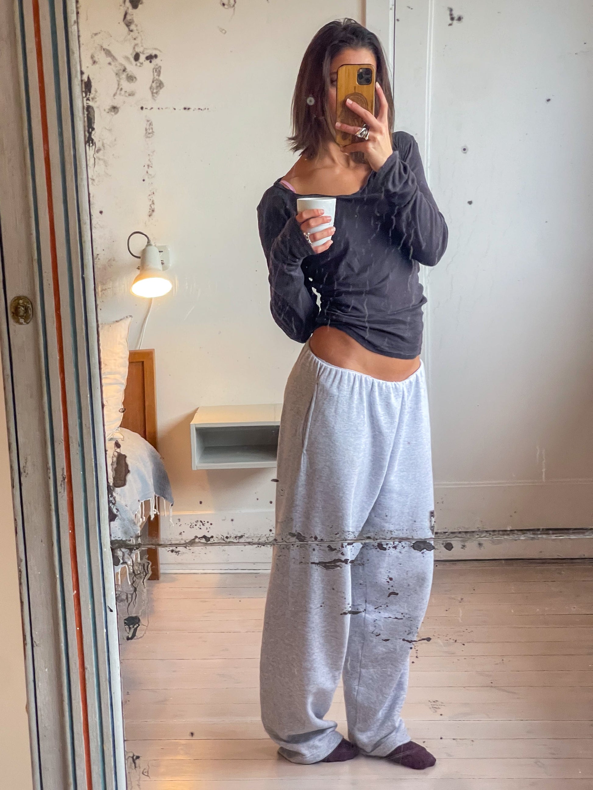 Sofie är 165 cm lång och bär storlek L. | utan grå