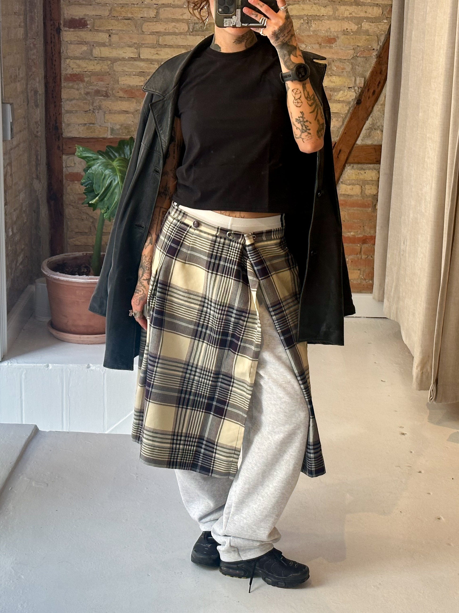 Astrid är 165 cm lång och bär storlek M. | utan grå