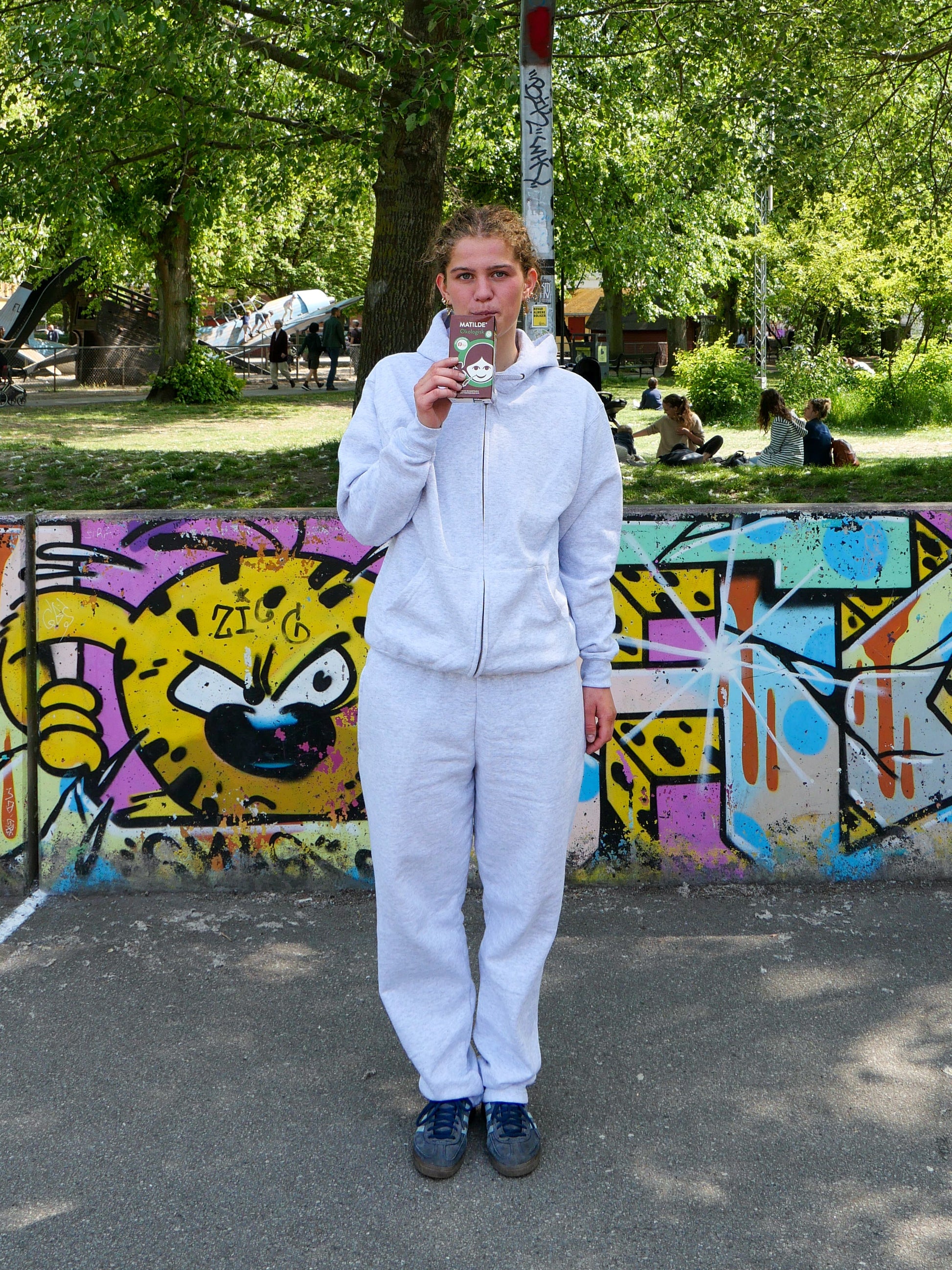 Viola är 170 cm lång och bär storlek M. | utan grå