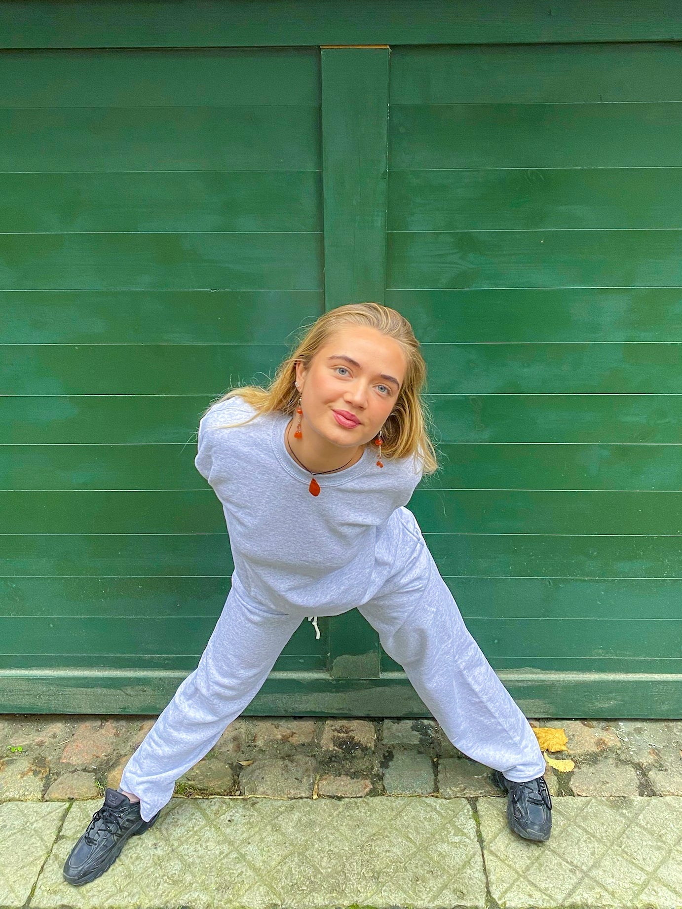 Caroline är 169 cm lång och bär storlek M. | utan grå