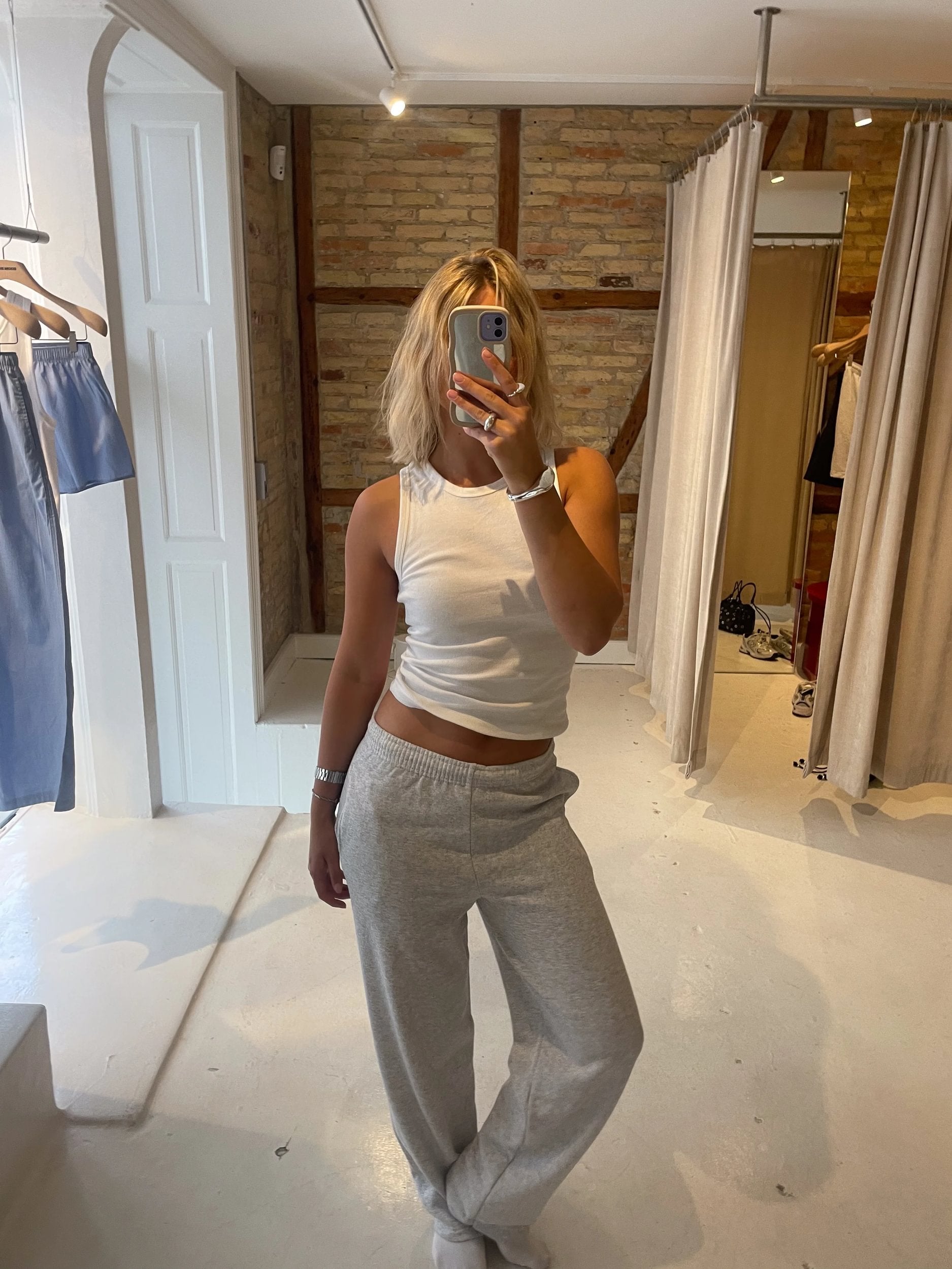 Matilda är 176 cm lång och bär storlek S.