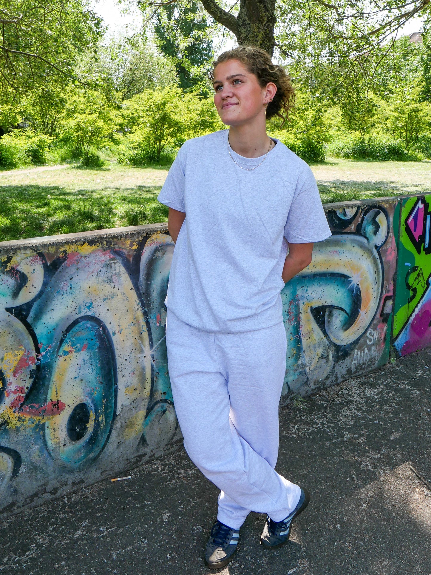 Viola är 170 cm lång och bär storlek M. | grå