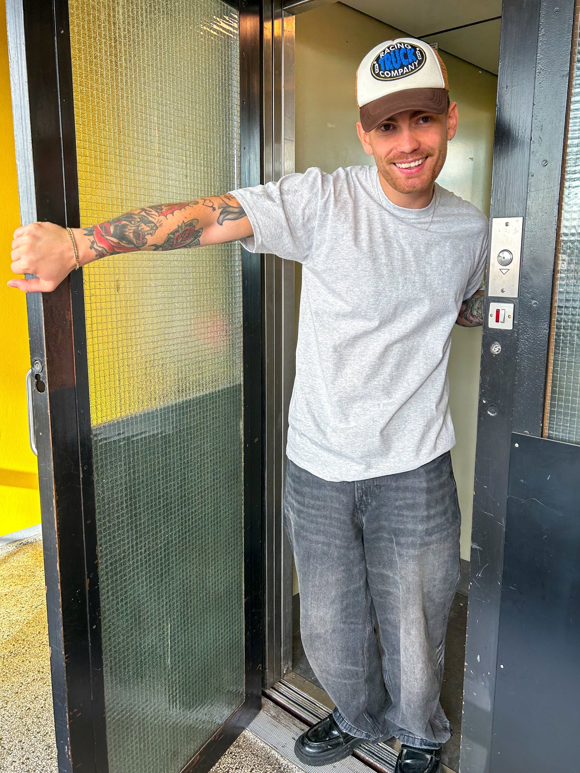 Sylvester är 183 cm lång och bär storlek L. | grå