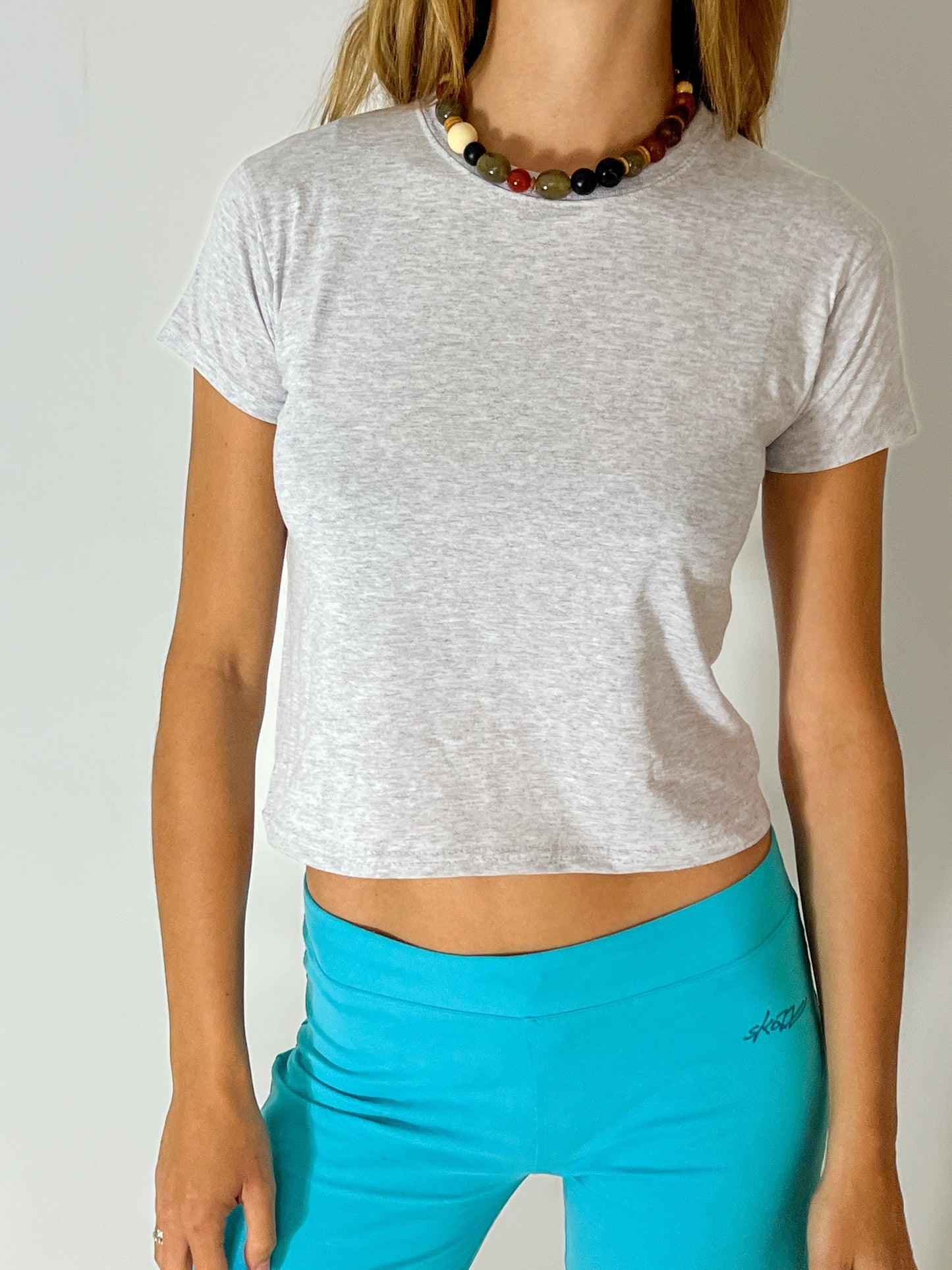 Lea är 178 cm lång och bär storlek XS. | grå