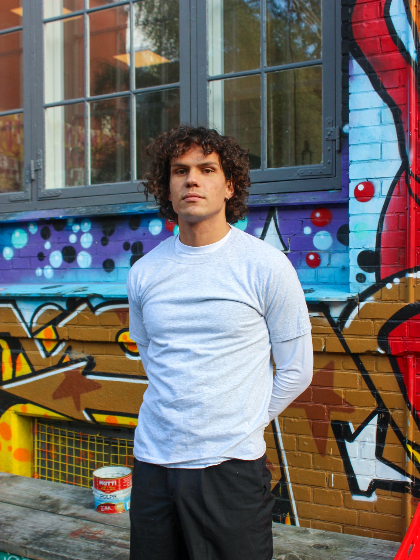 Milton är 189 cm lång och bär storlek XL. | grå