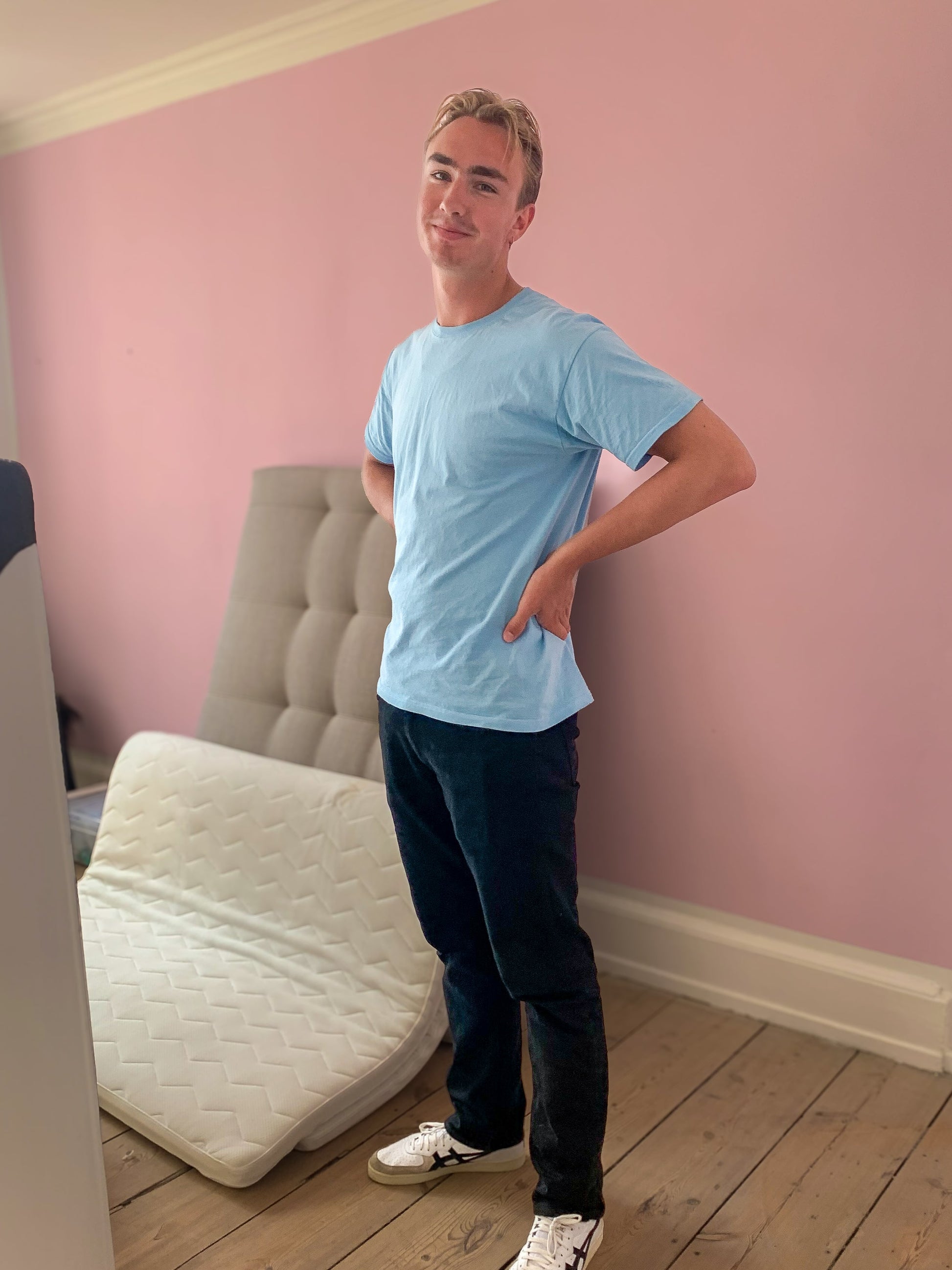 Felix är 195 cm lång och bär storlek XL. | ljusblå