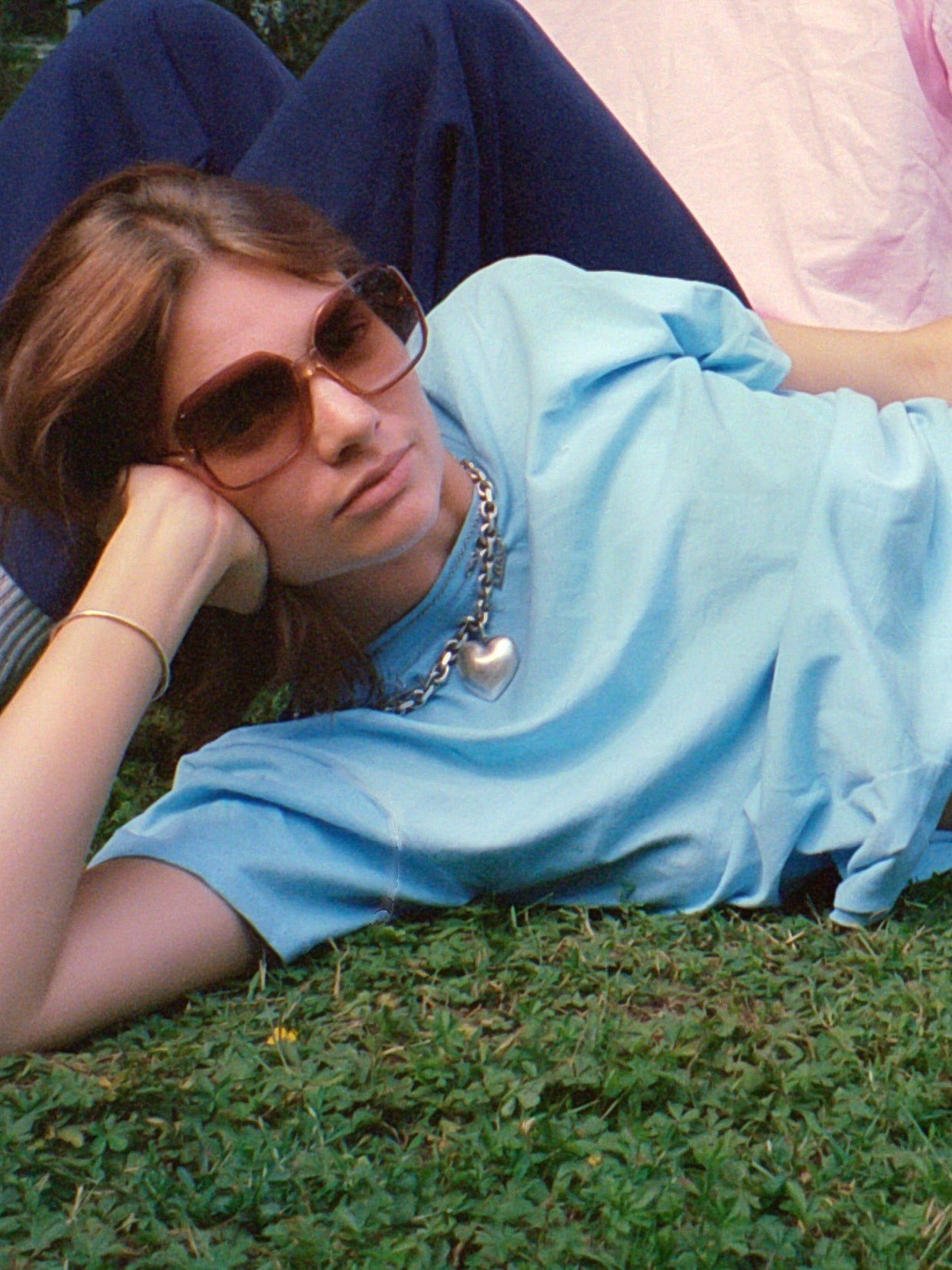 Nadia är 165 cm lång och bär storlek M. | ljusblå