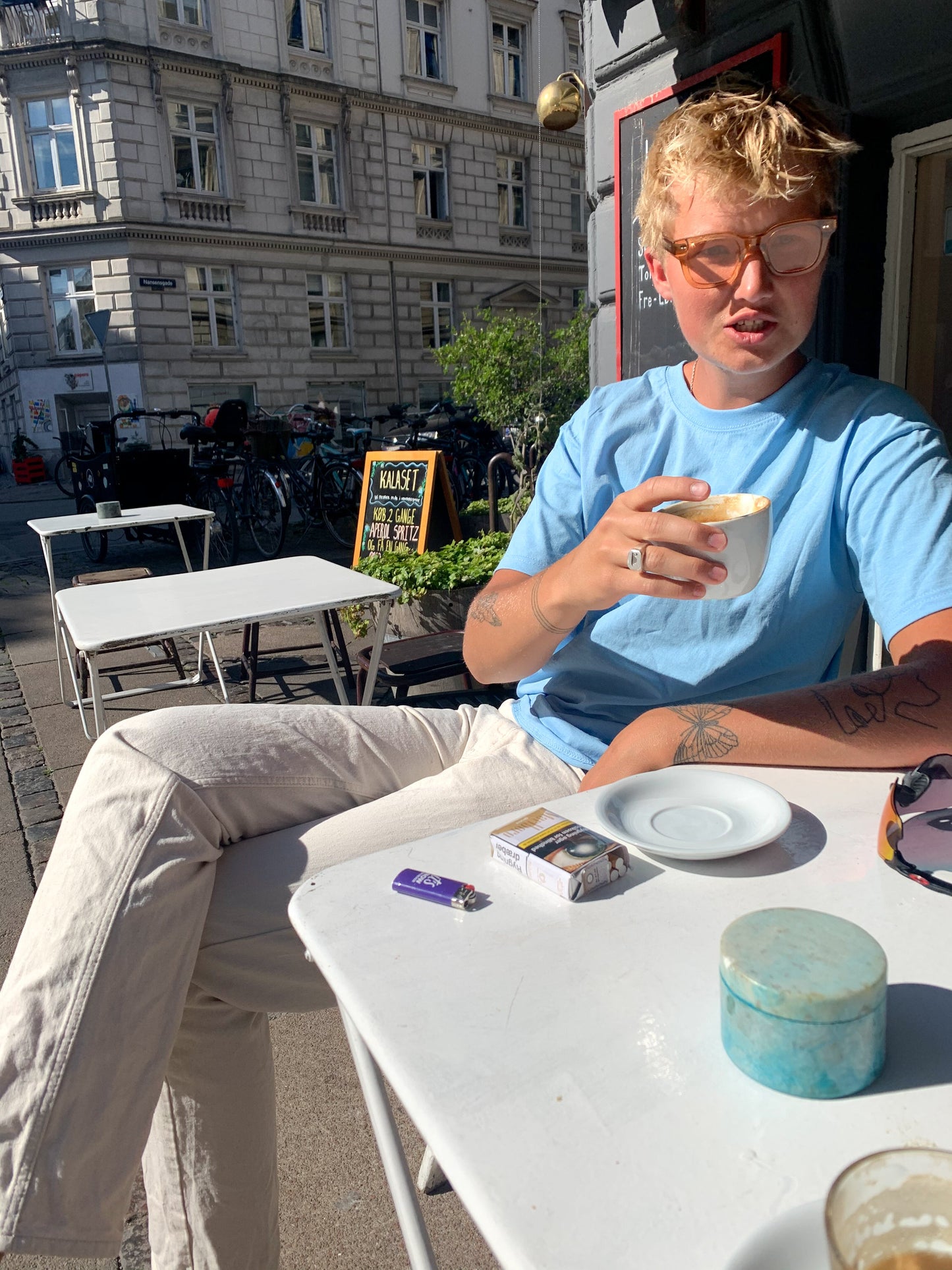 Robert är 188 cm lång och bär storlek M. | ljusblå