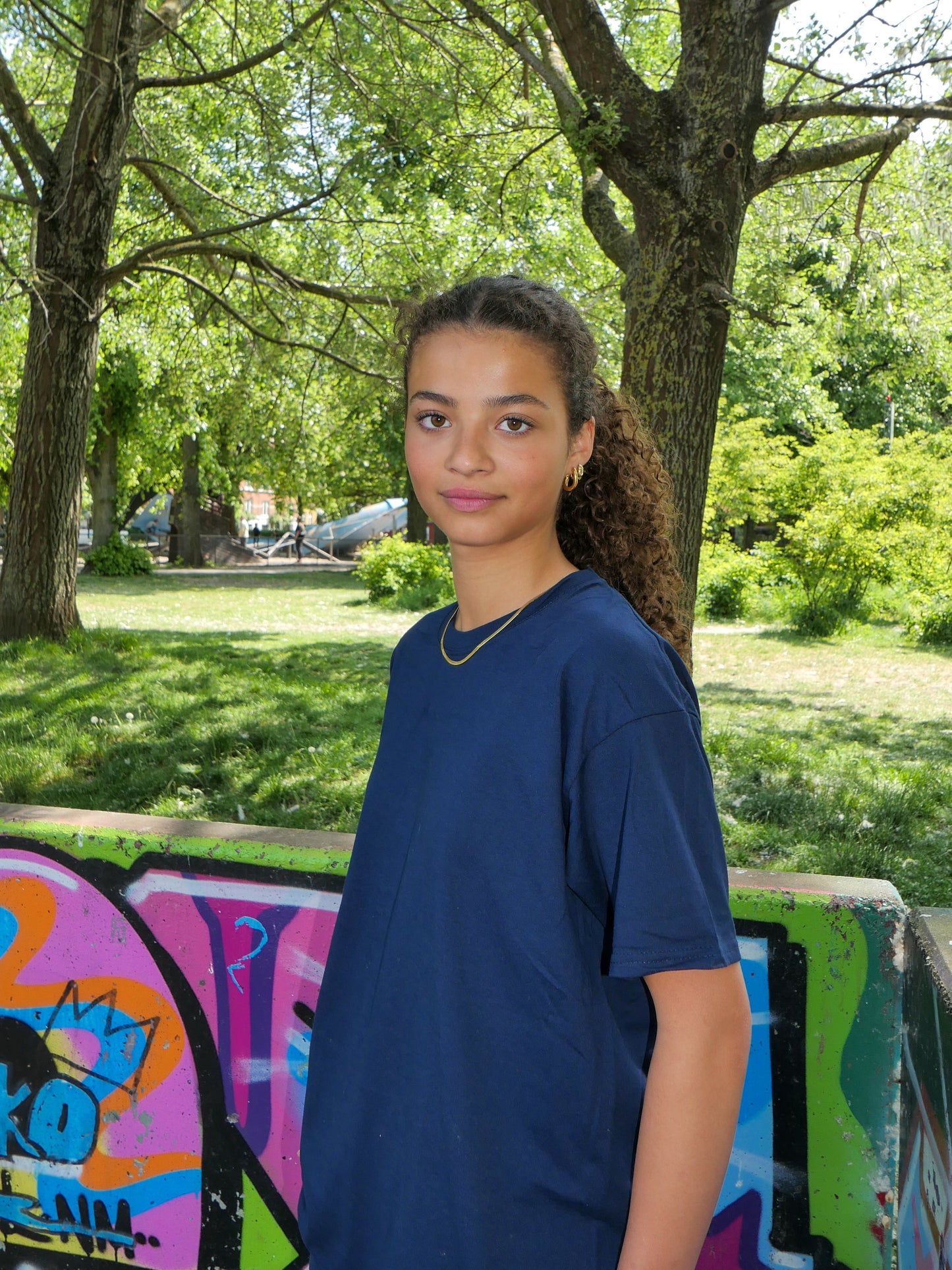 Selma är 172 cm lång och bär storlek M. | mörkblå