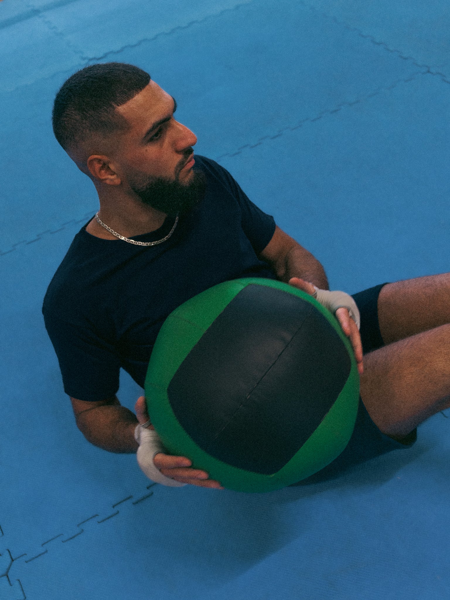 Hamza är 193 cm lång och bär storlek XL. | Mörkblå