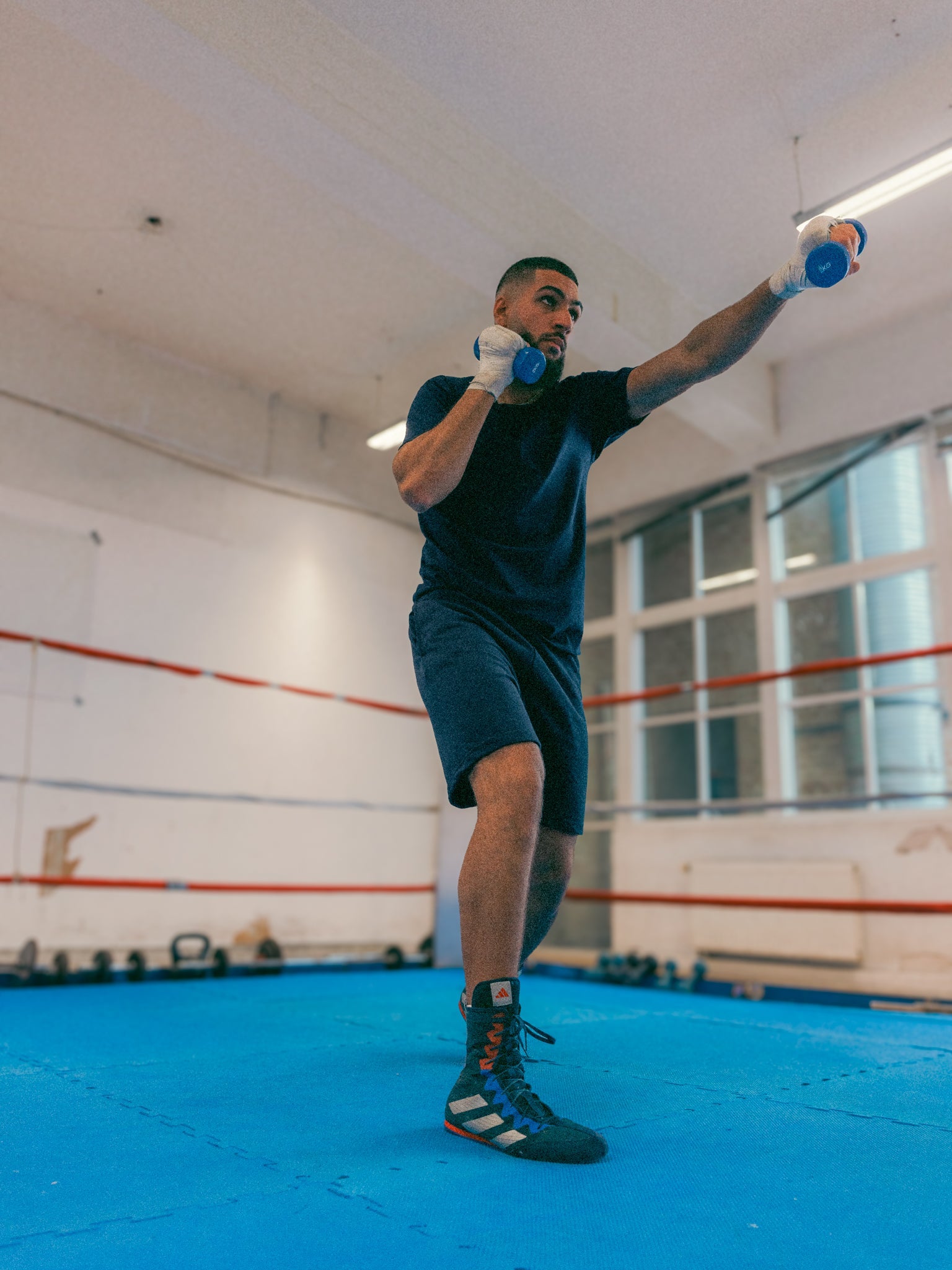 Hamza är 193 cm lång och bär storlek XL. | Mörkblå