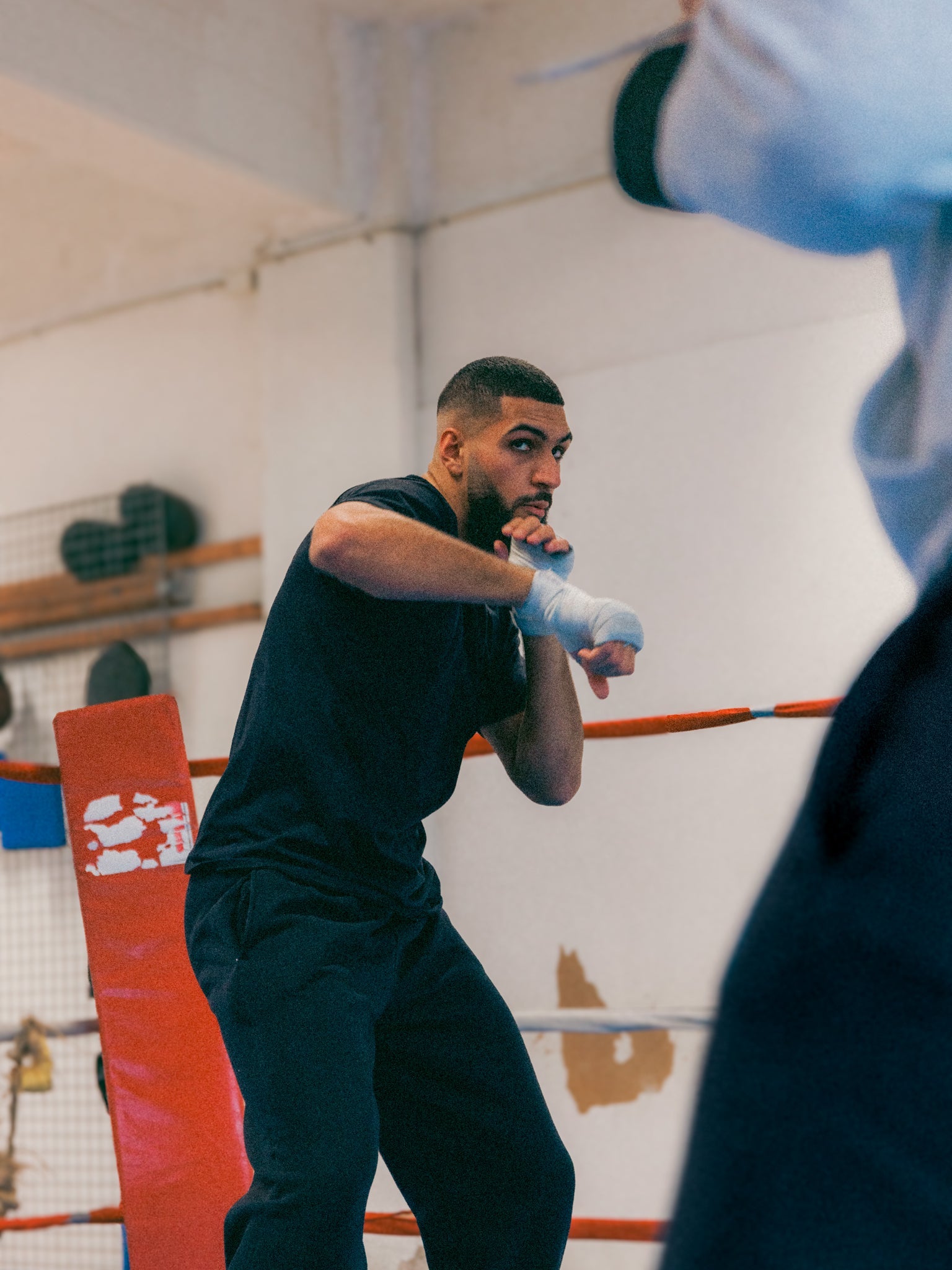 Hamza är 193 cm lång och bär storlek XL. | Mörkblå