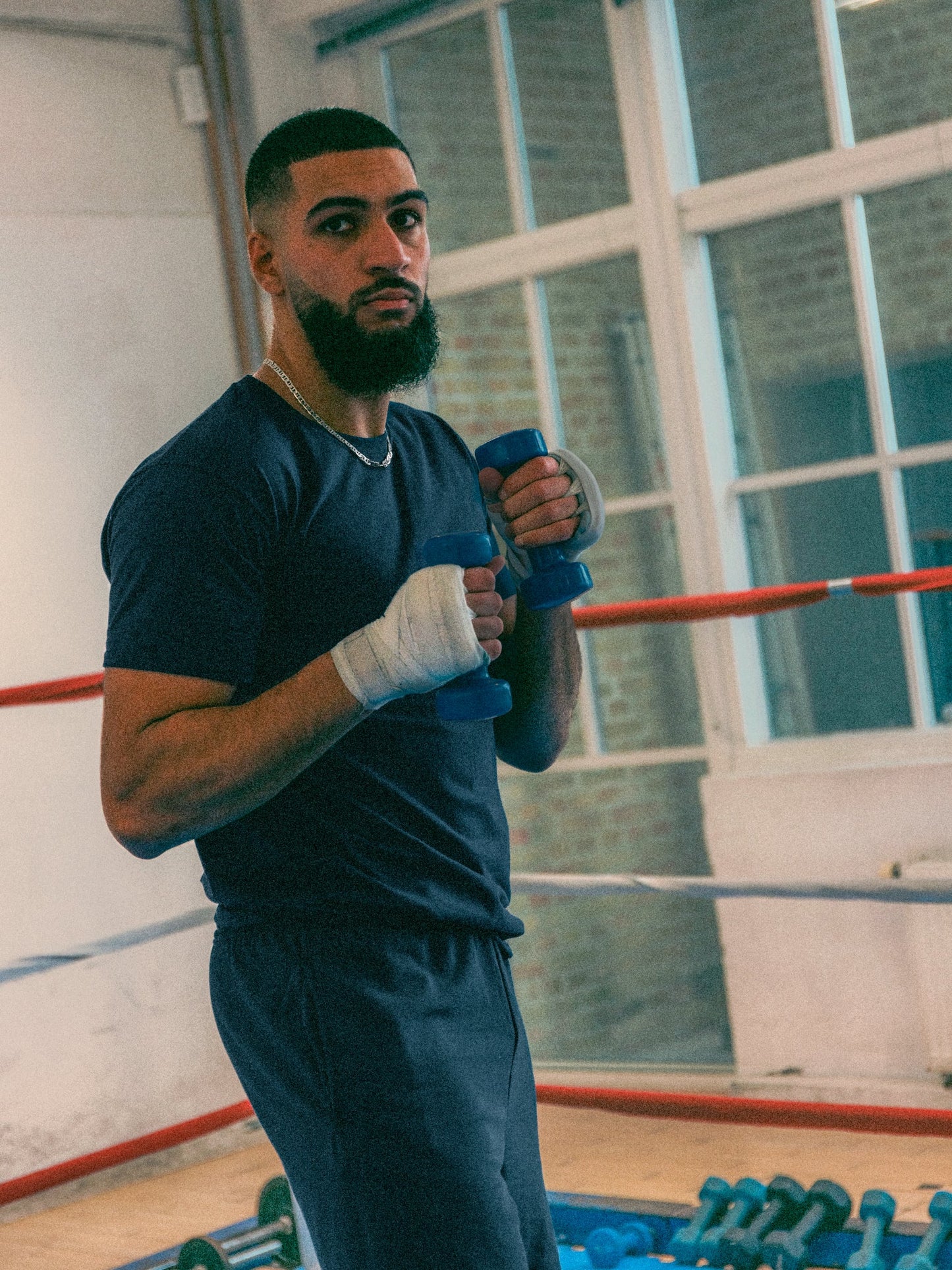 Hamza är 193 cm lång och bär storlek XL. | Mörkblå