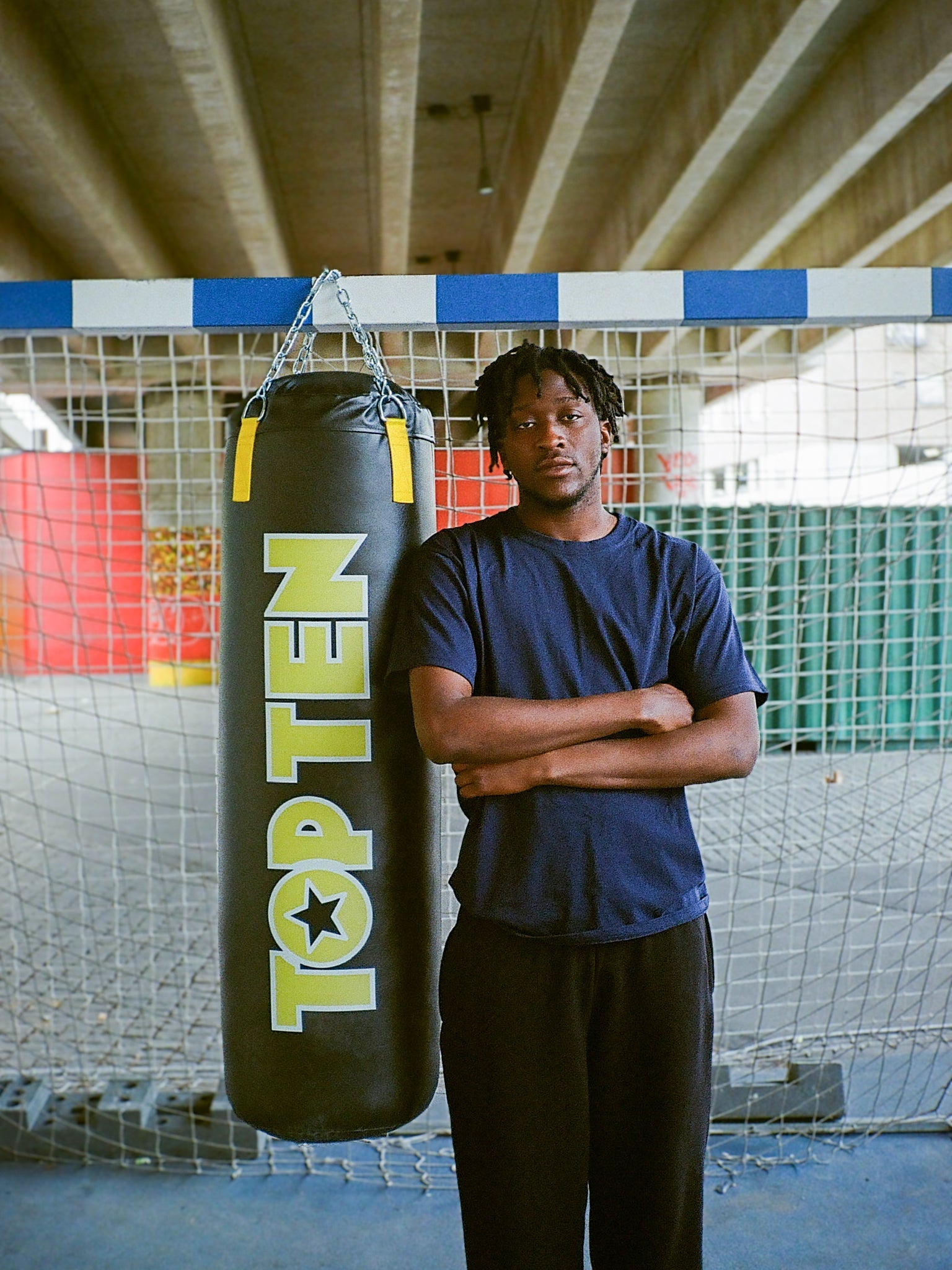 Maxwell är 190 cm lång och bär storlek XL. | Mörkblå