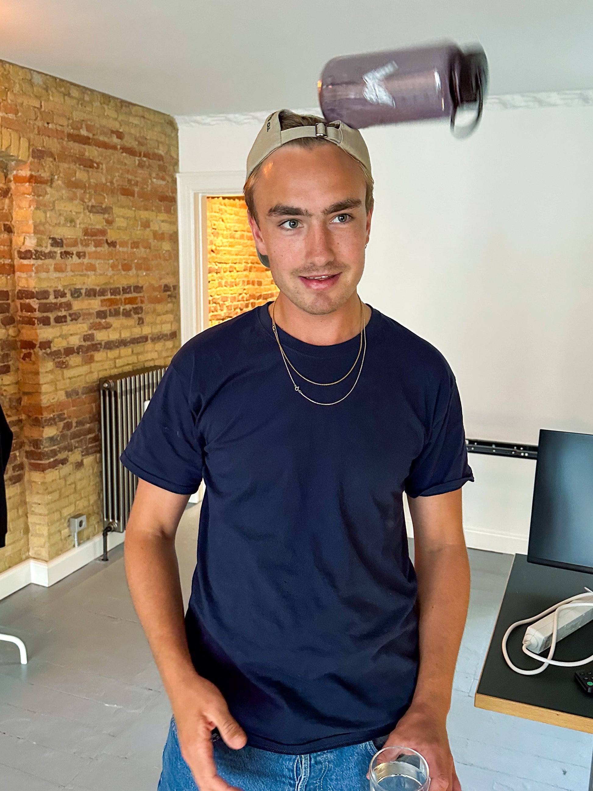 Felix är 195 cm lång och bär storlek XL. | mörkblå