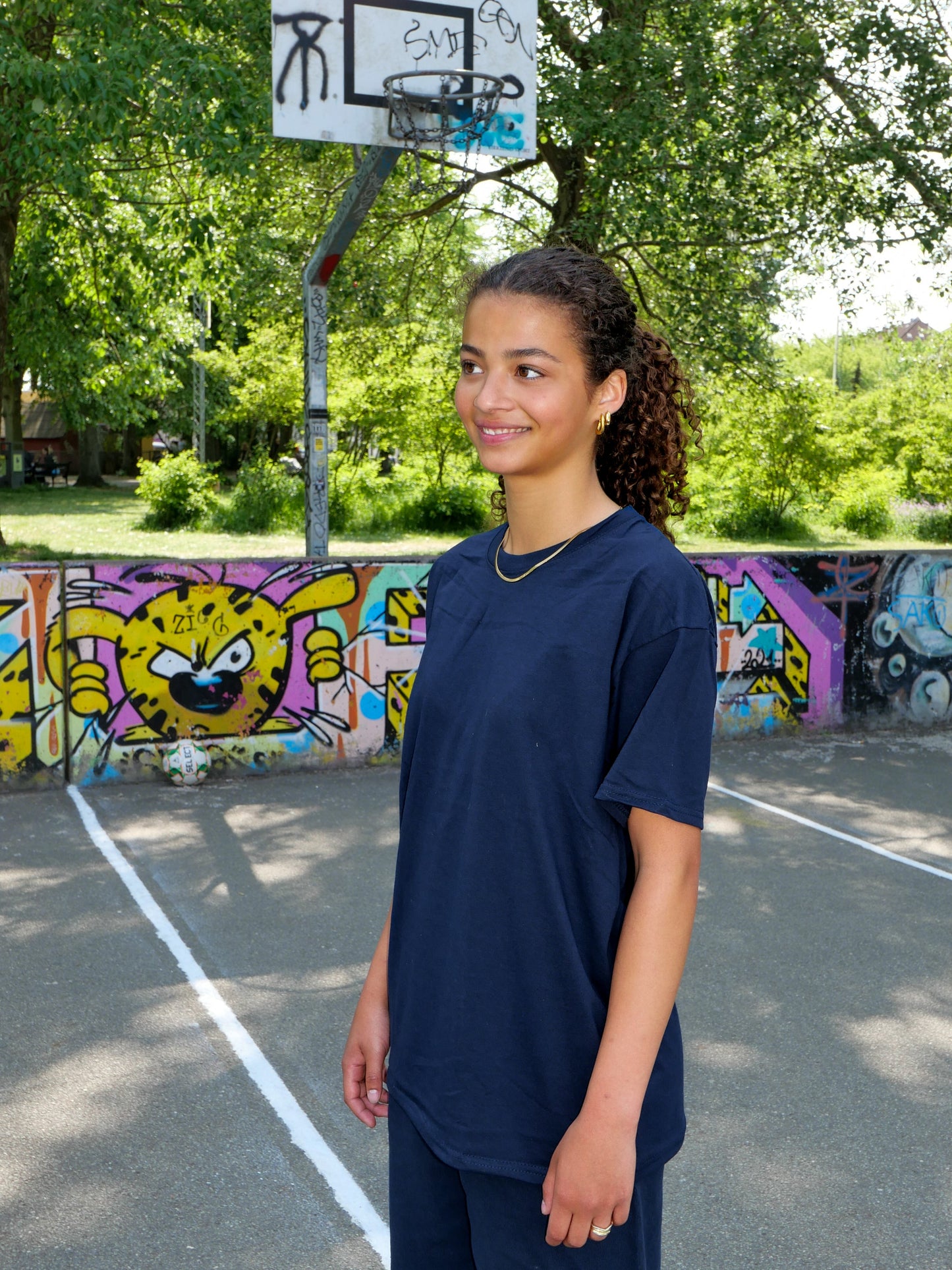 Selma är 172 cm lång och bär storlek M. | mörkblå