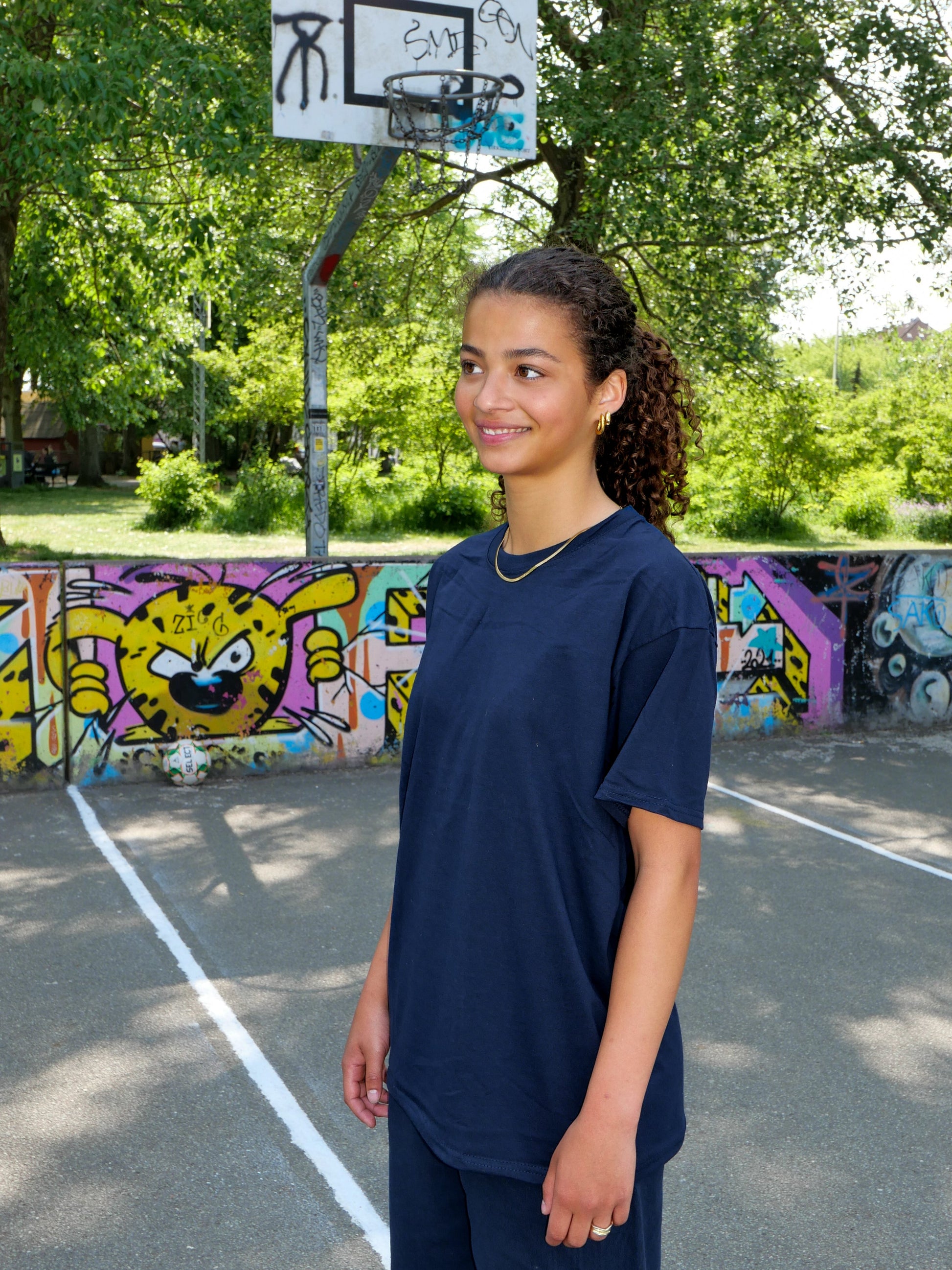 Selma är 172 cm lång och bär storlek M. | mörkblå