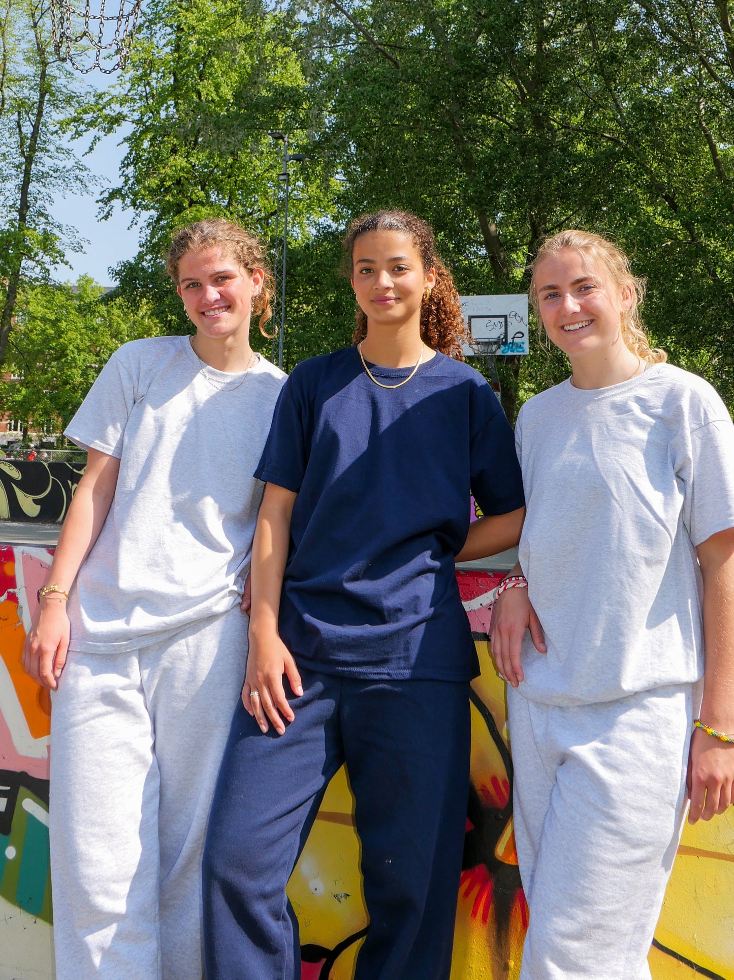 Selma är 172 cm lång och bär storlek M. | mörkblå