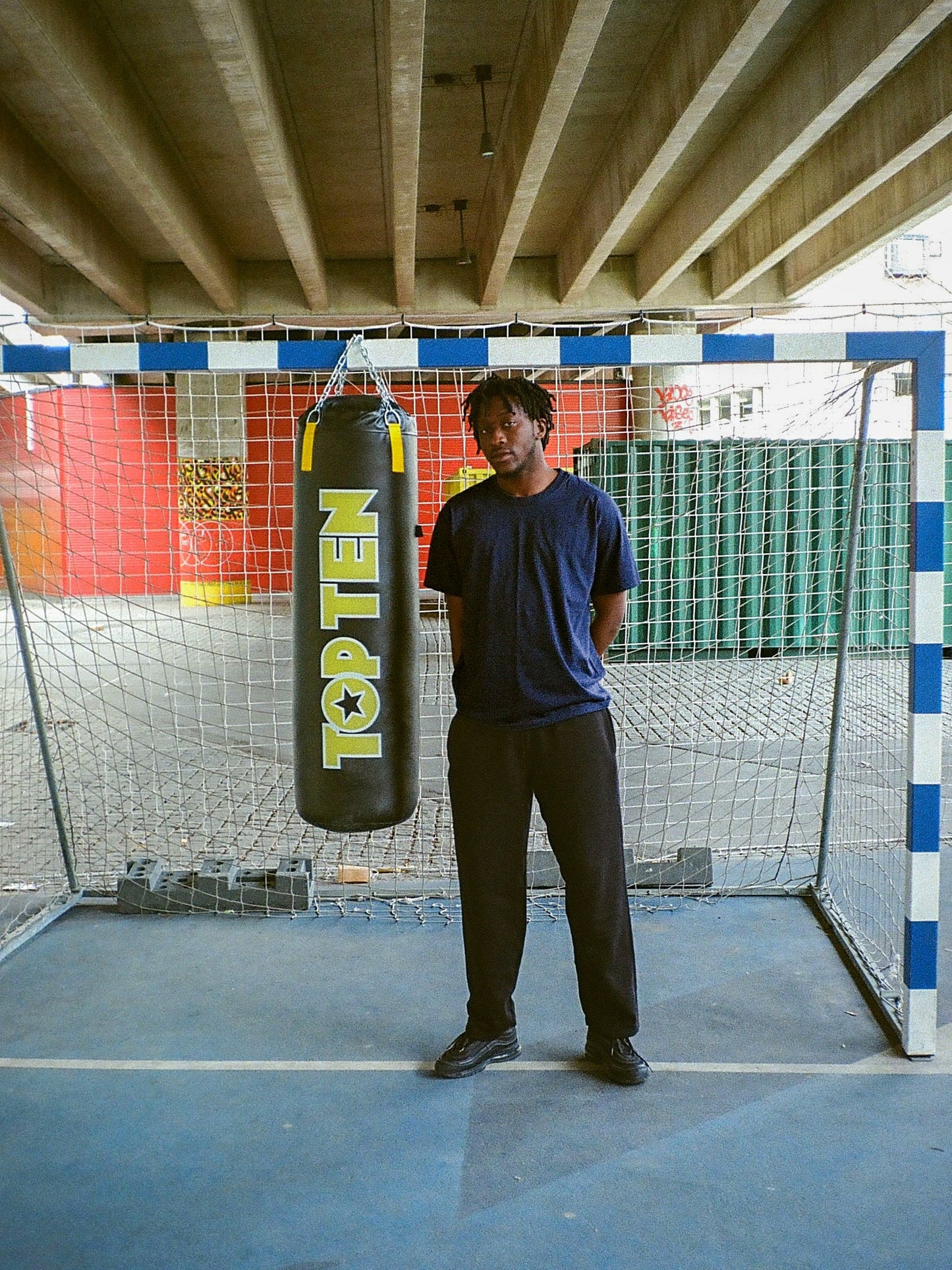 Maxwell är 190 cm lång och bär storlek XL. | Mörkblå