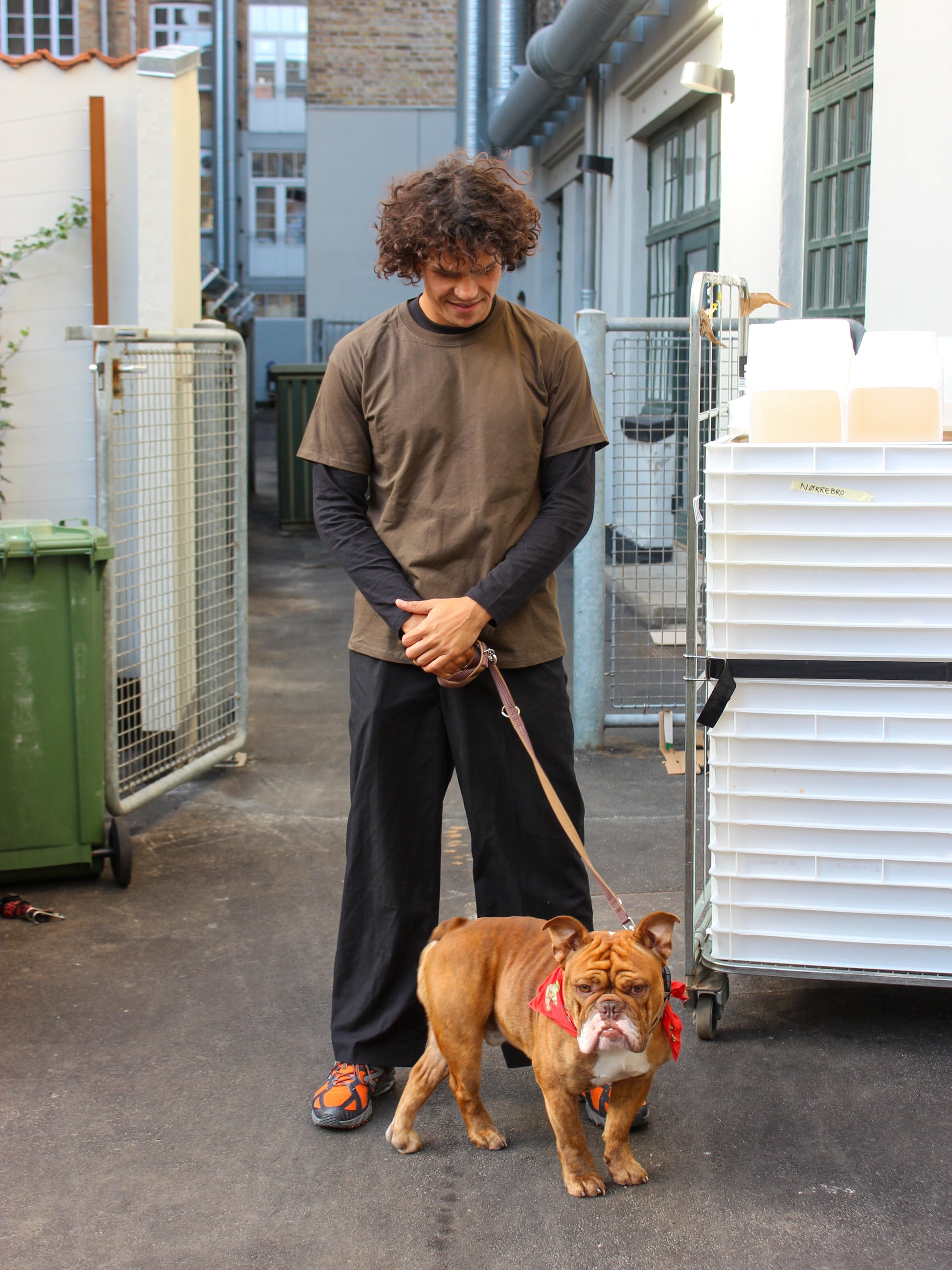 Milton är 189 cm lång och bär storlek L. | mörkbrun