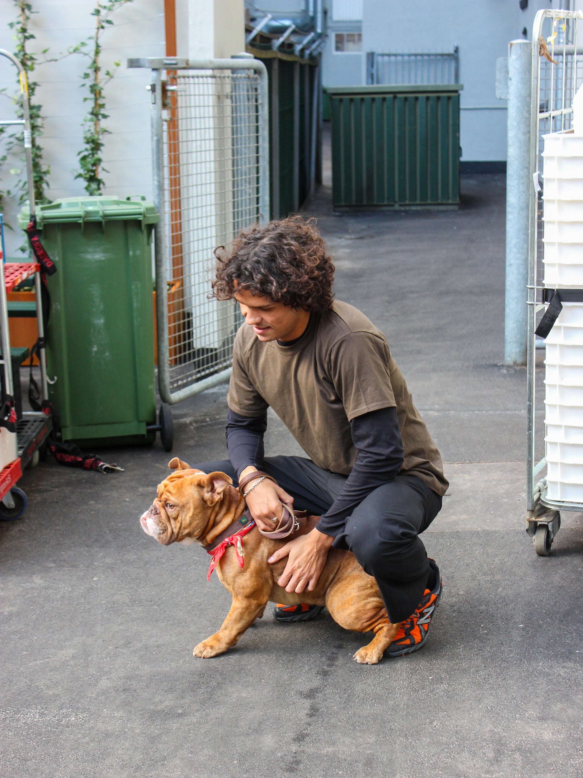 Milton är 189 cm lång och bär storlek L. | mörkbrun