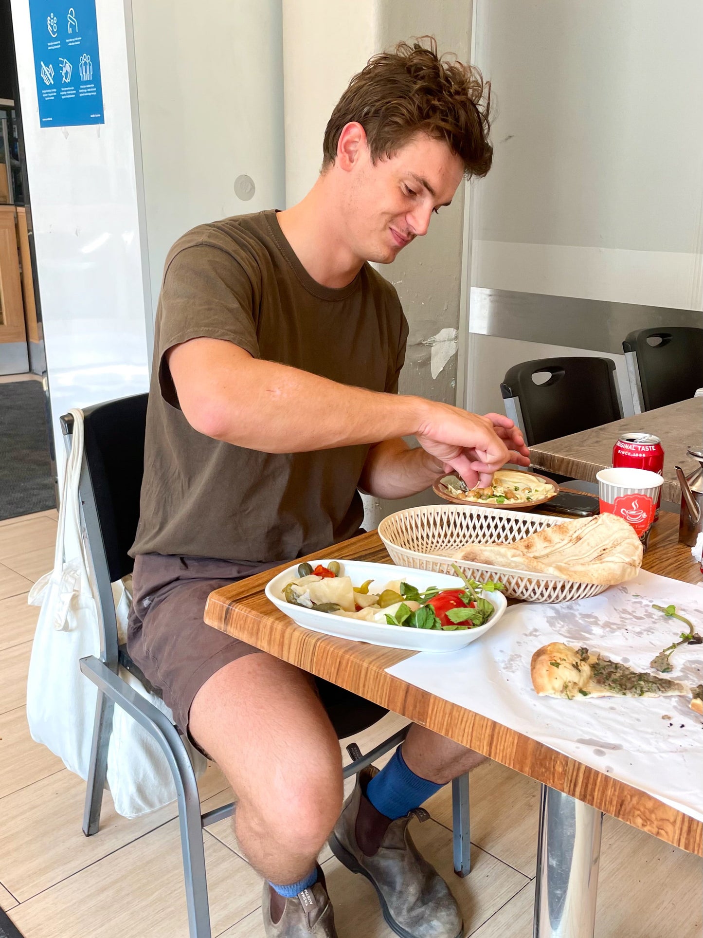 Gustau är 186 cm lång och bär storlek L. | mörkbrun