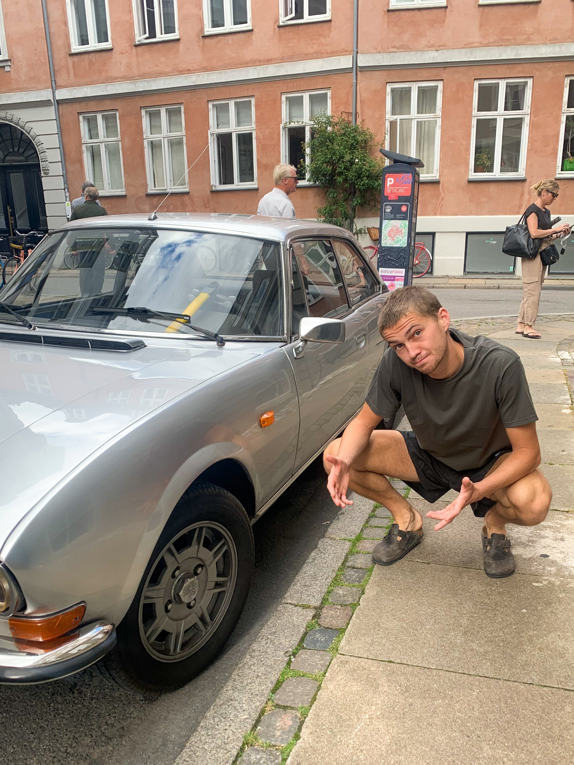 Viggo är 195 cm lång och bär storlek XL. | mörkgrå