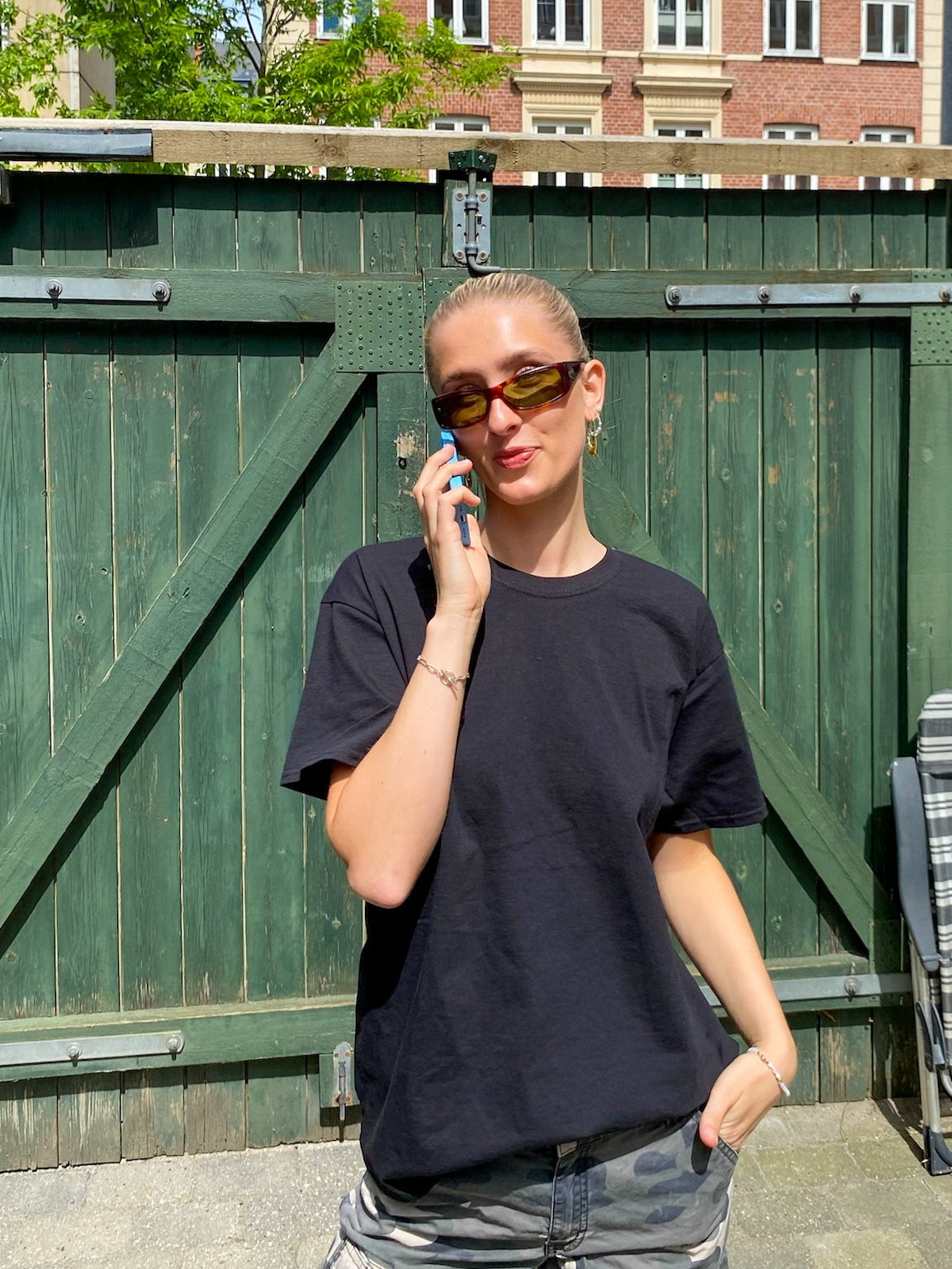 Celina är 179 cm lång och bär storlek M. | svart