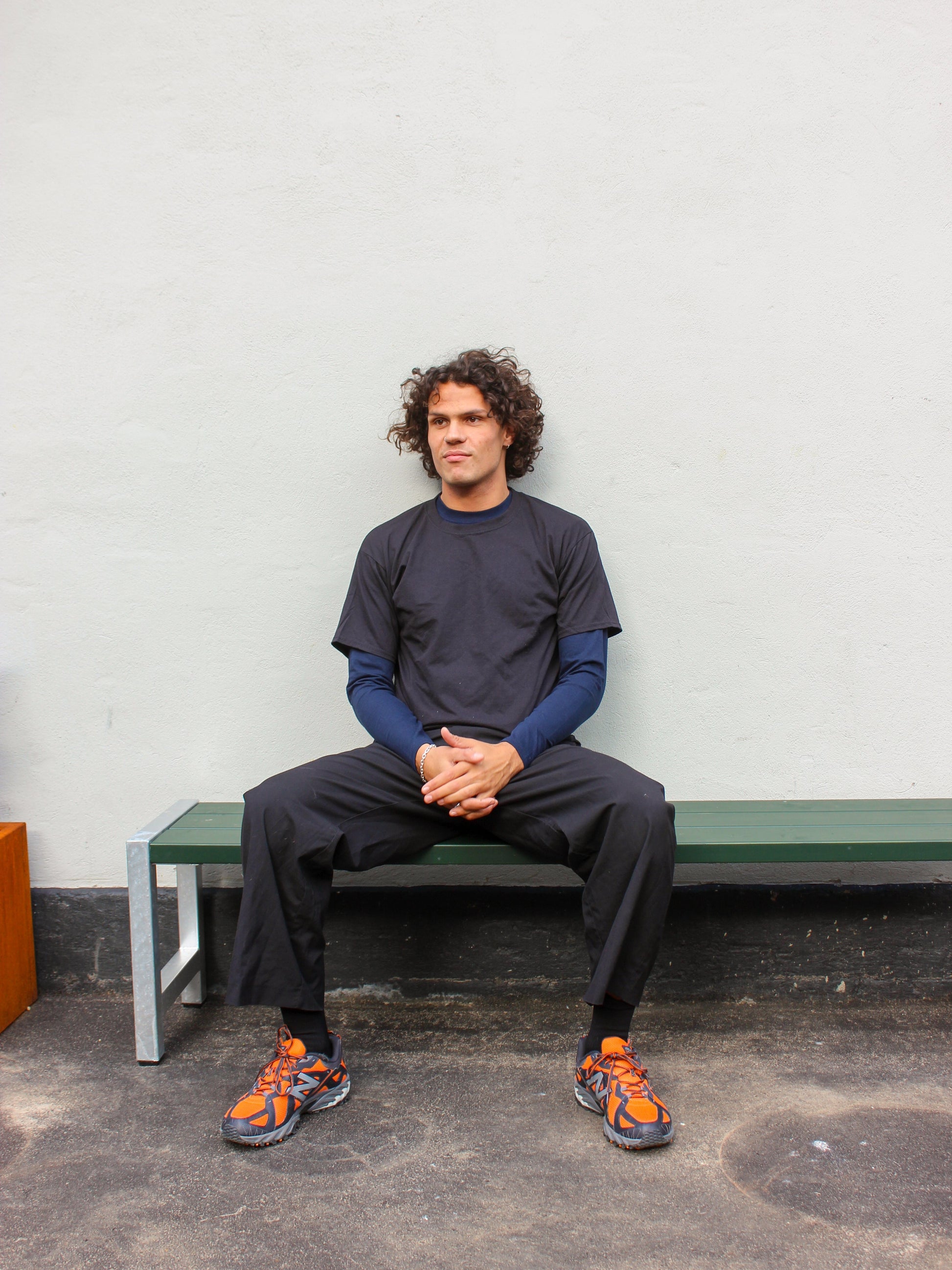 Milton är 189 cm lång och bär storlek XL. | svart