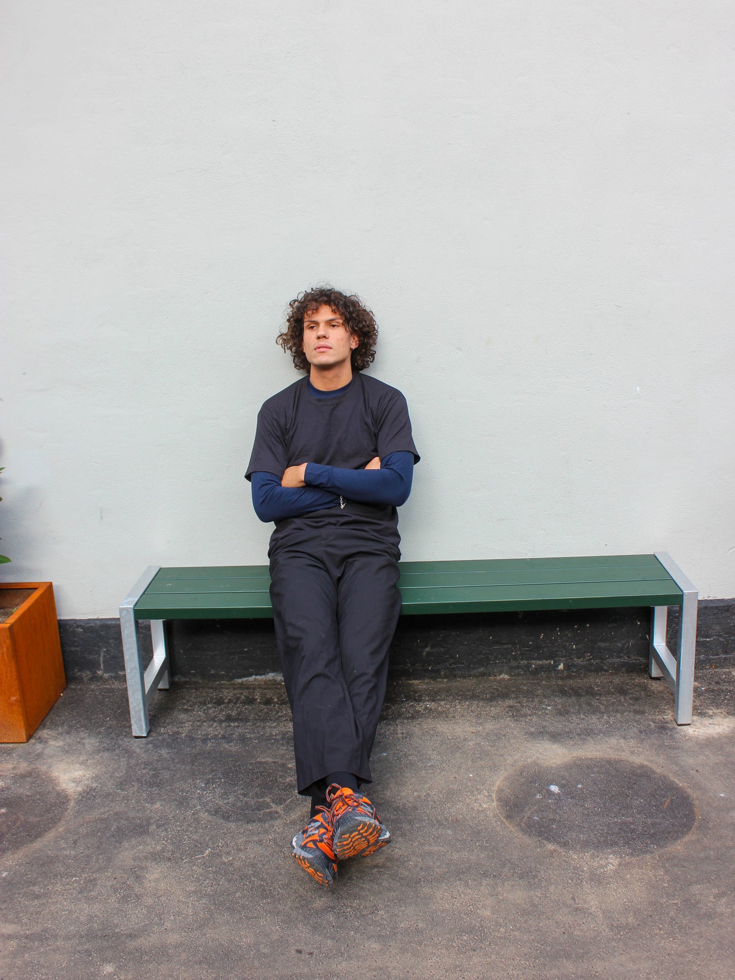 Milton är 189 cm lång och bär storlek XL. | svart