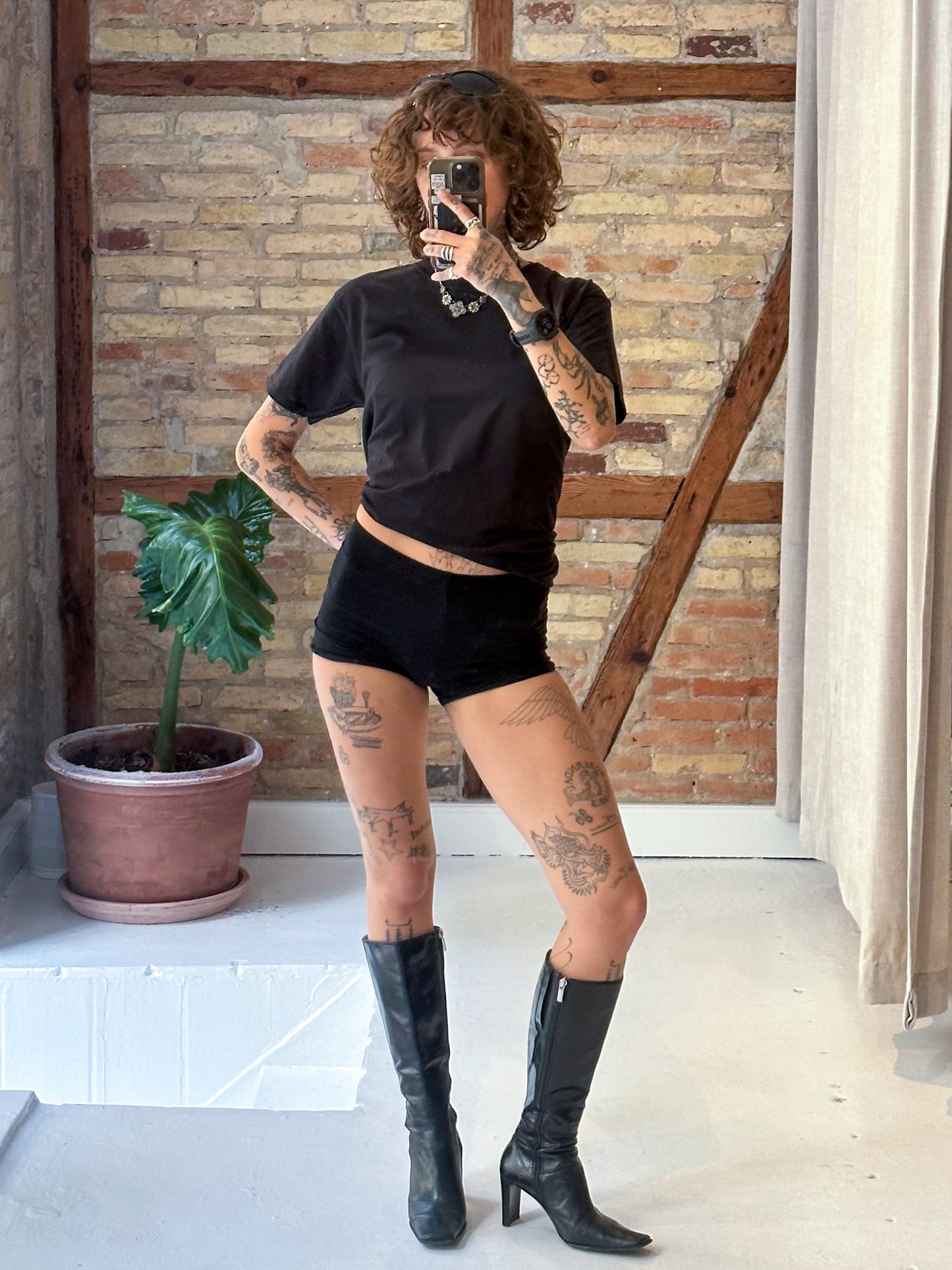 Astrid är 165 cm lång och bär storlek S. | svart