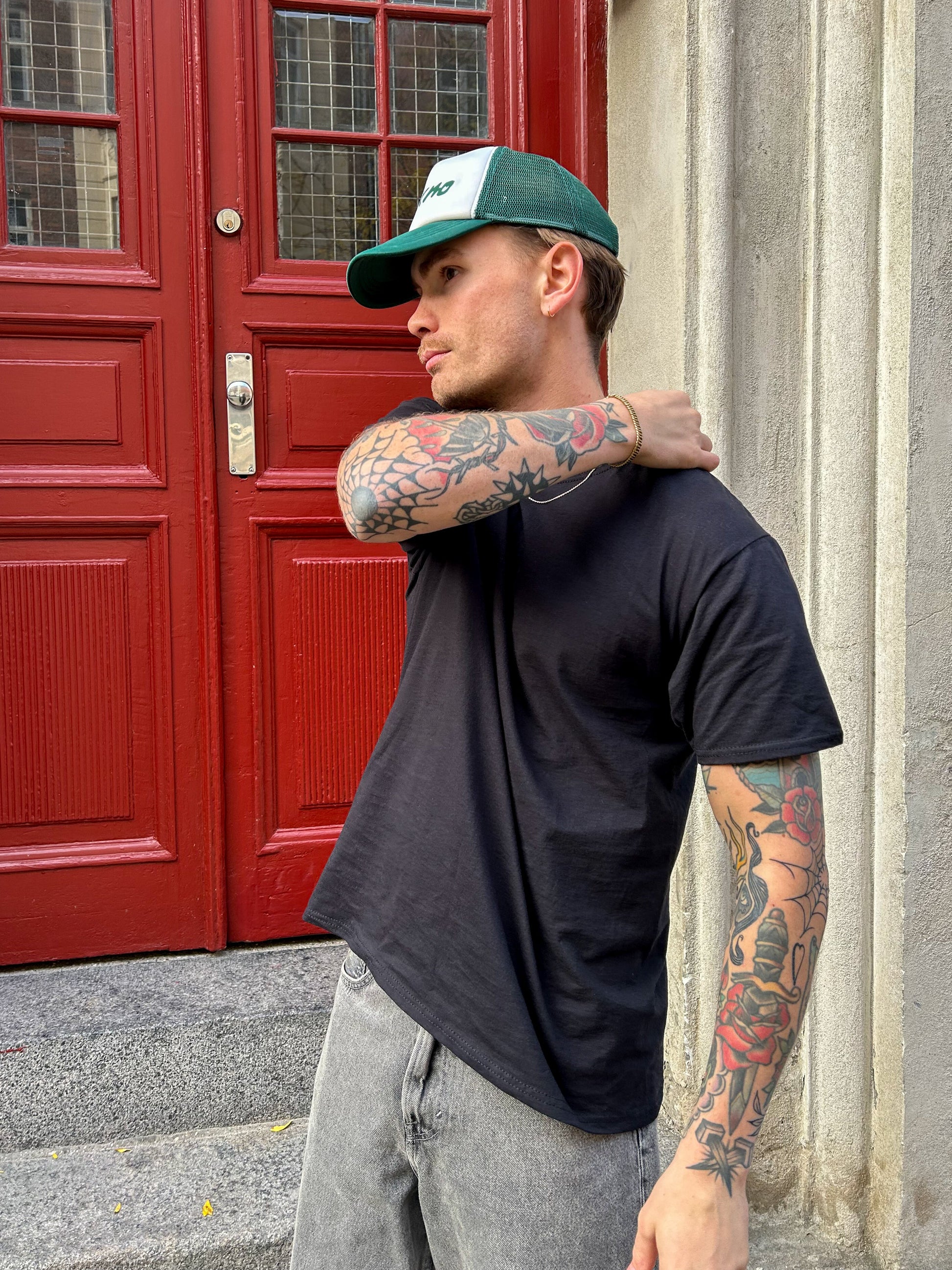 Sylvester är 183 cm lång och bär storlek L. | svart