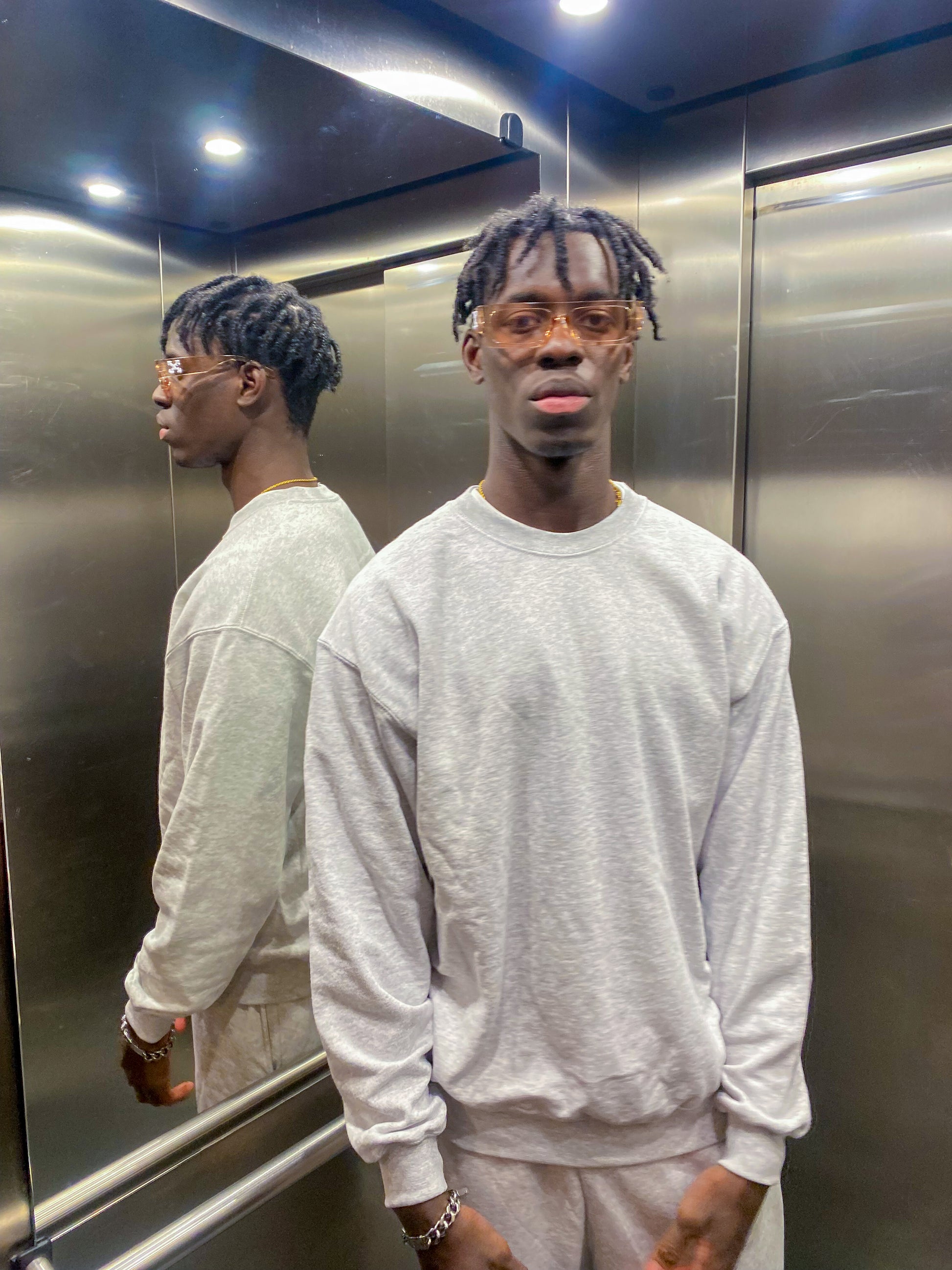 Gino er 194 cm høj og bruger størrelse L.