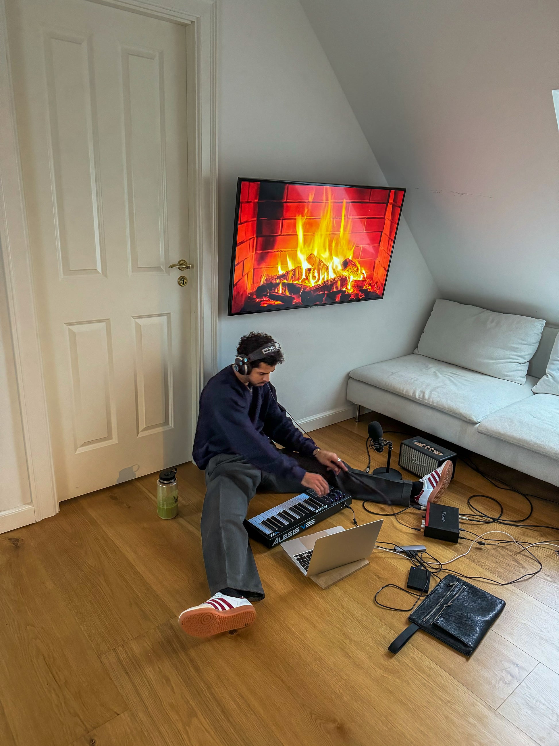 Hashim är 174 cm lång och använder storlek L.