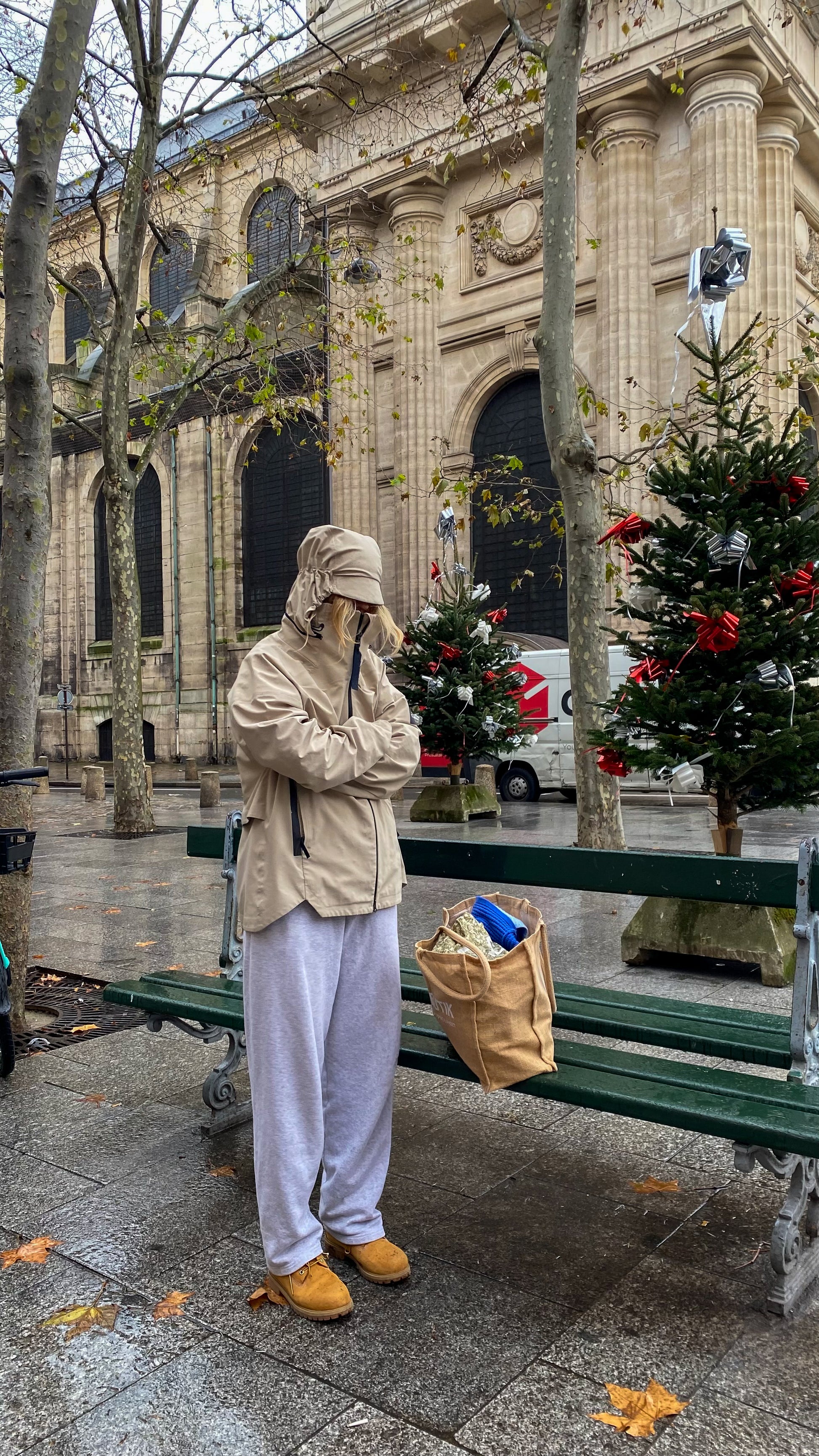 Line är 174 cm lång och använder storlek L.